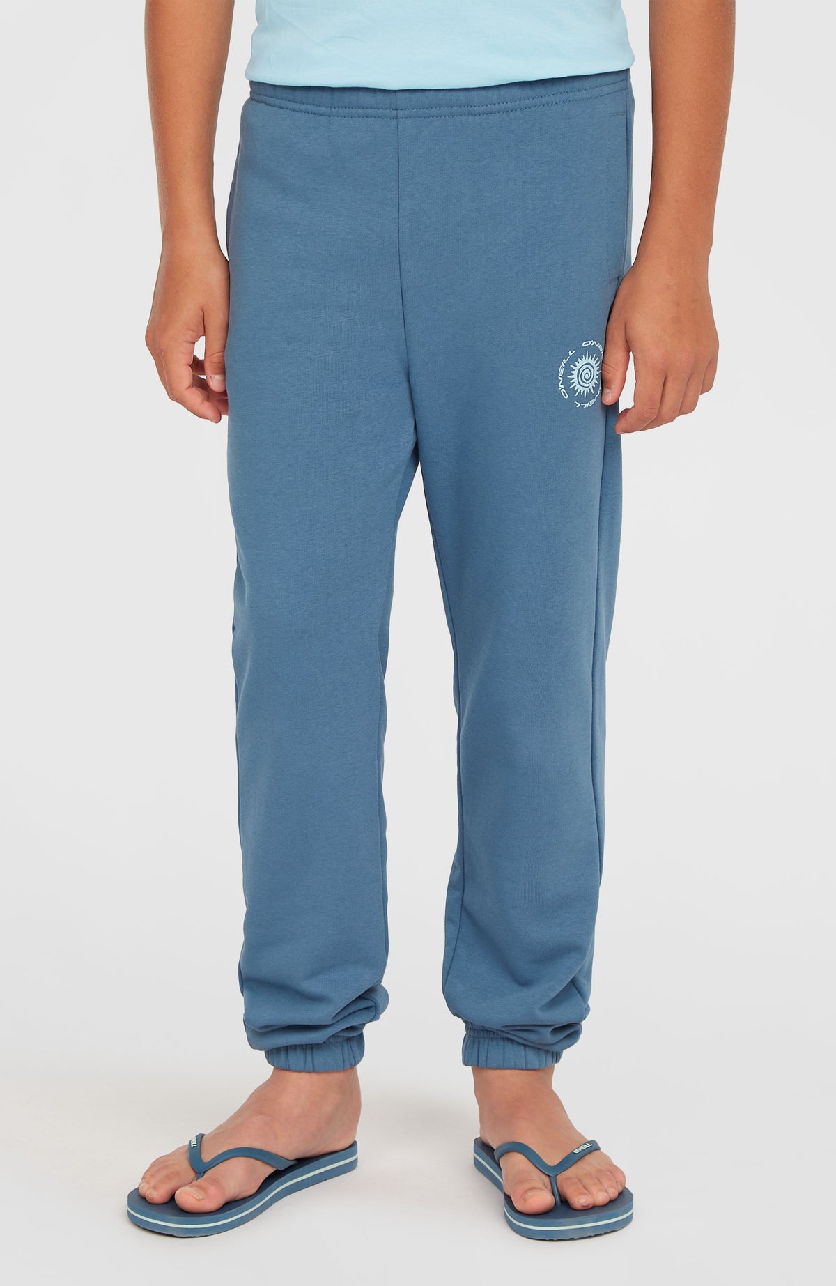 Logo Jogginghose für Jungen in Blau mit Logo-Print und seitlichen Eingrifftaschen, getragen am Model