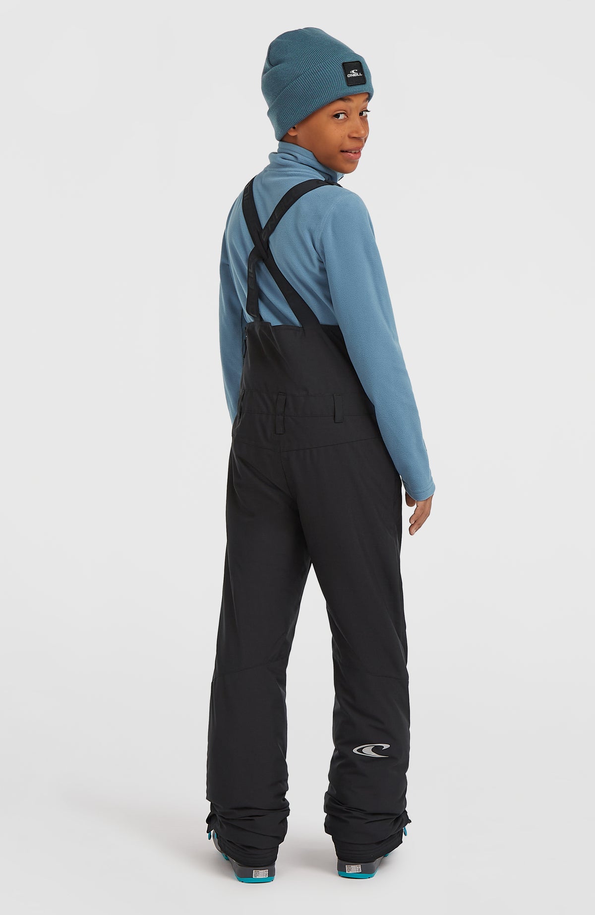 FWC'Cruz Bib Skihose für Kinder, schwarz, Rückansicht am Model mit überkreuzten elastischen Trägern