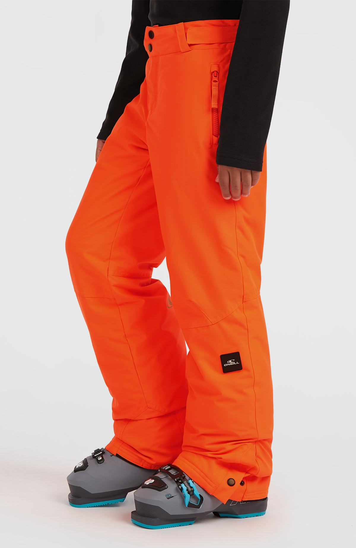 FWC'Cruz Skihose für Jungen, rot, Seitenansicht am Model mit Logo-Aufnäher am Bein