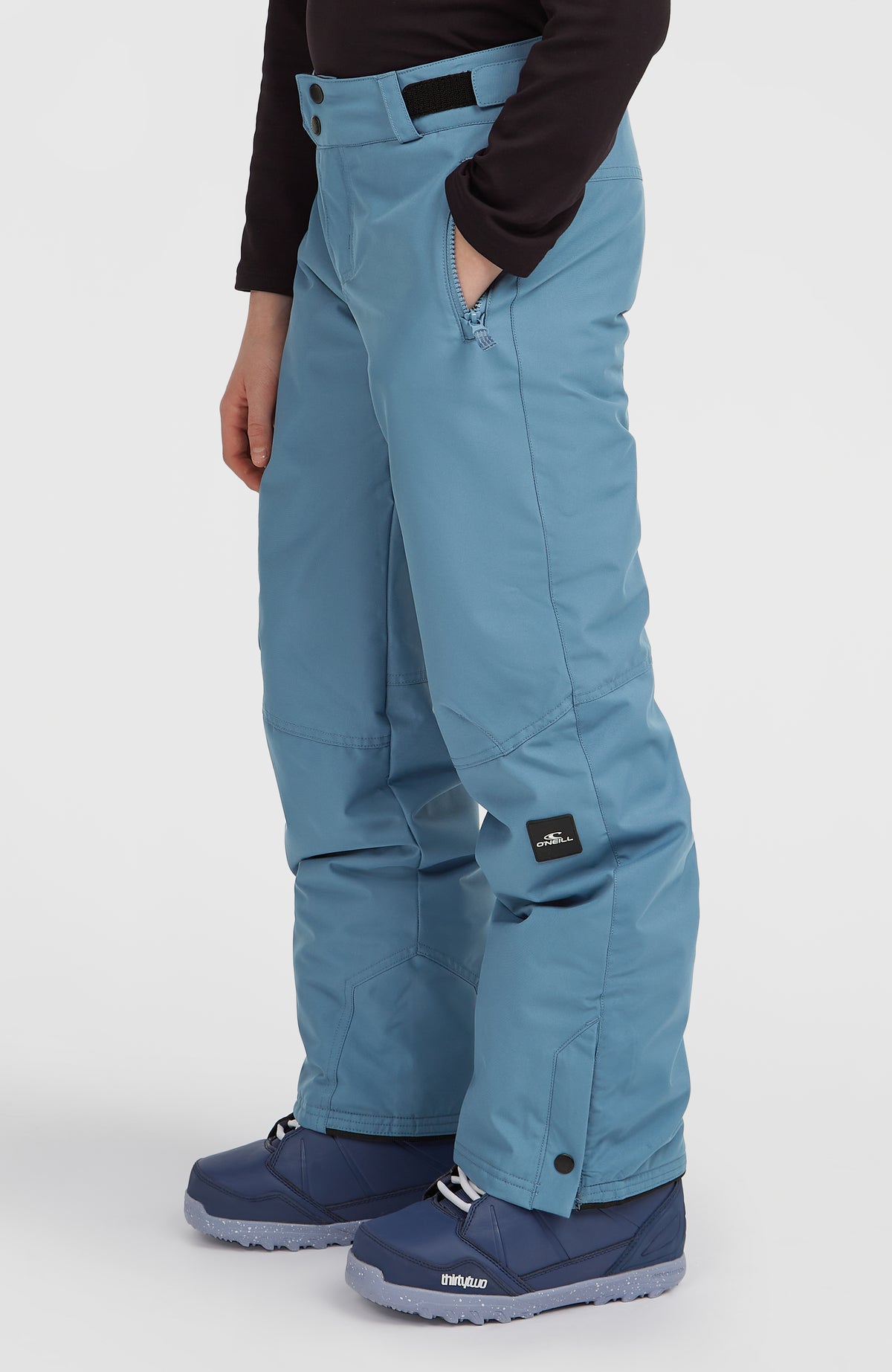 FWC'Cruz Skihose für Jungen, blau, Seitenansicht am Model mit Logo-Patch am unteren Hosenbein