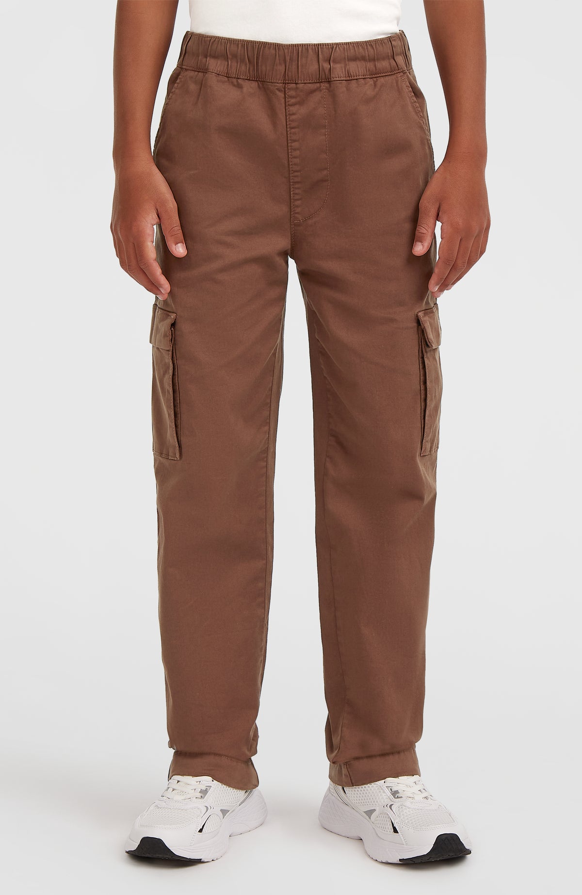 Braune Cargohose für Jungen, Frontalansicht getragen am Model mit elastischem Bund