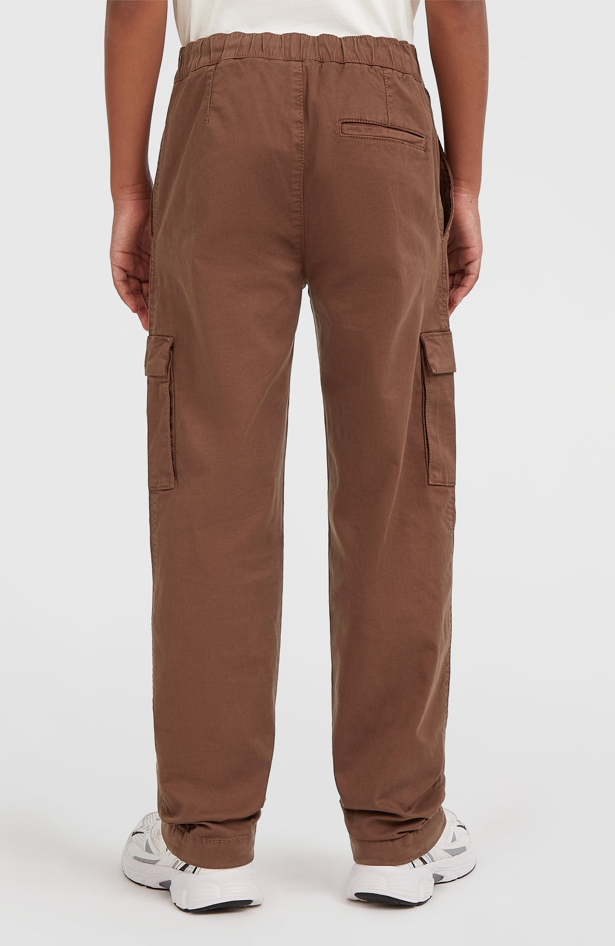 Braune Cargohose für Jungen, Rückansicht getragen am Model mit eingesetzter Gesäßtasche