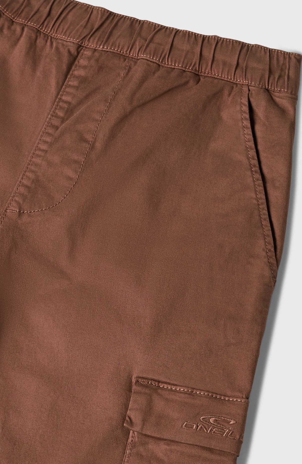 Nahaufnahme der braunen Cargohose flach liegend mit Bund, Eingrifftasche und Klappentasche