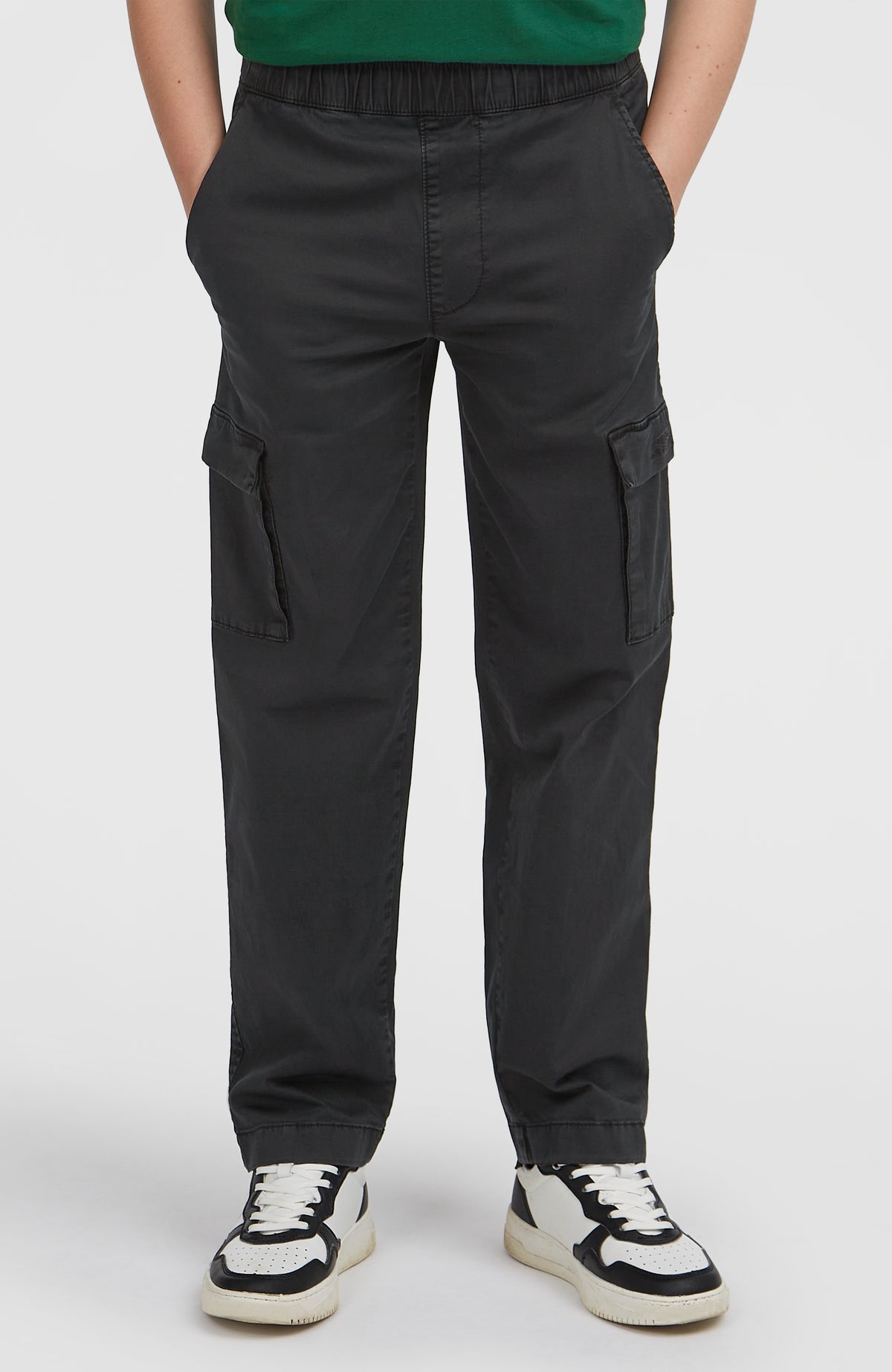 Cargohose für Jungen in Schwarz, Frontalansicht der Hosenbeine am Model