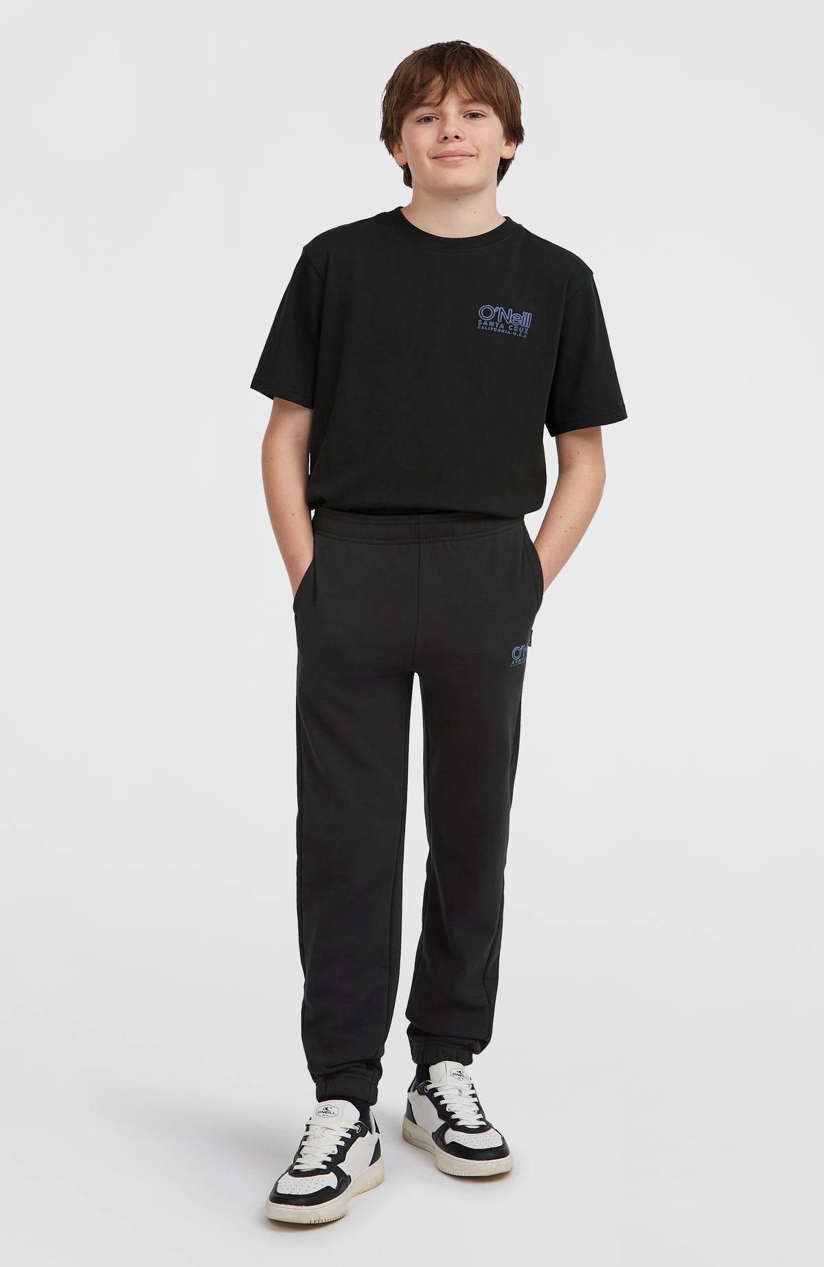 O'Neill Essentials Jogginghose für Jungen, schwarz mit Logo-Print in Hellblau, Vorderansicht am Model