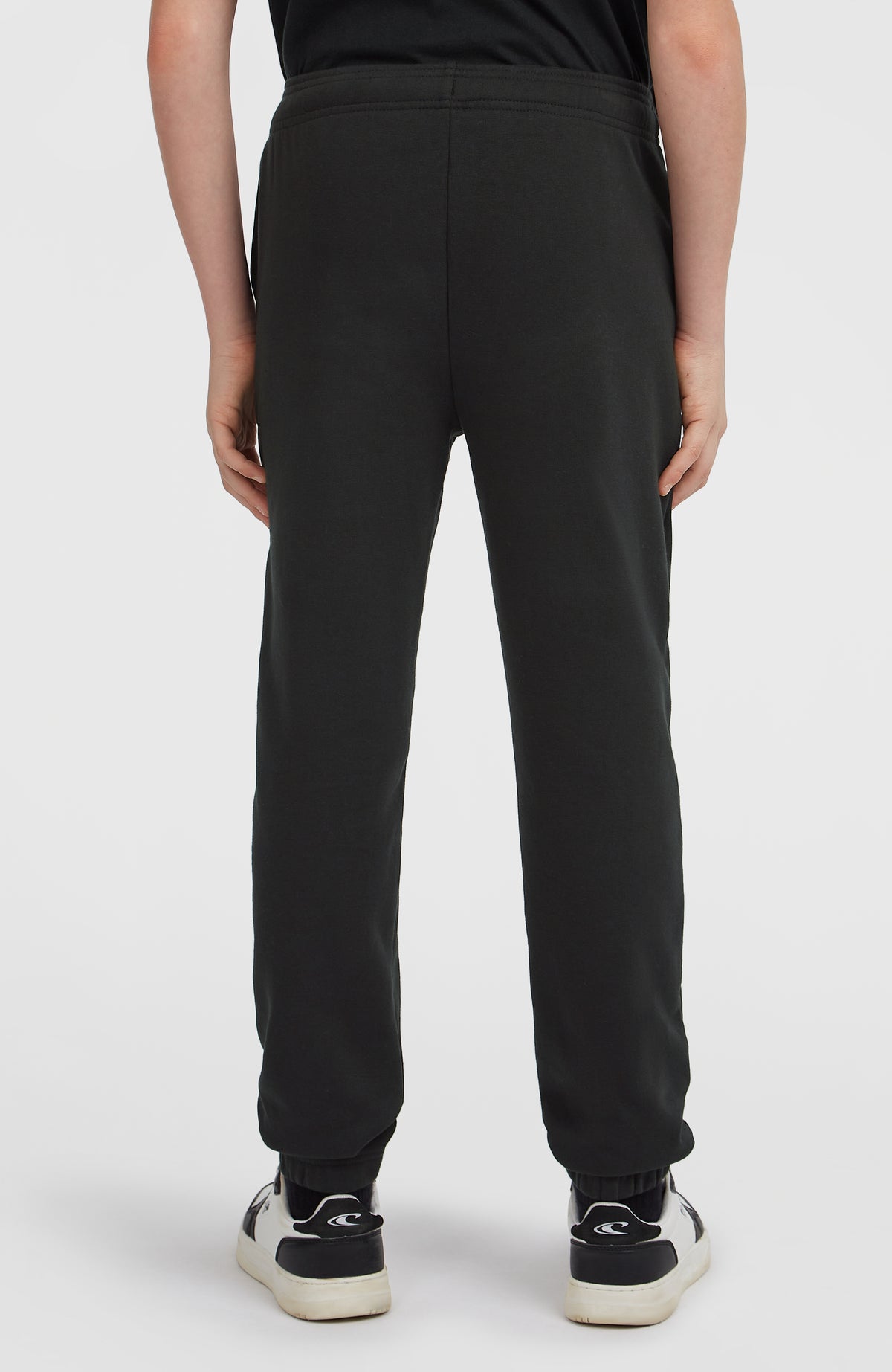 Essentials Jogginghose für Jungen, schwarz, Rückansicht am Model mit elastischem Bund und geradem Schnitt
