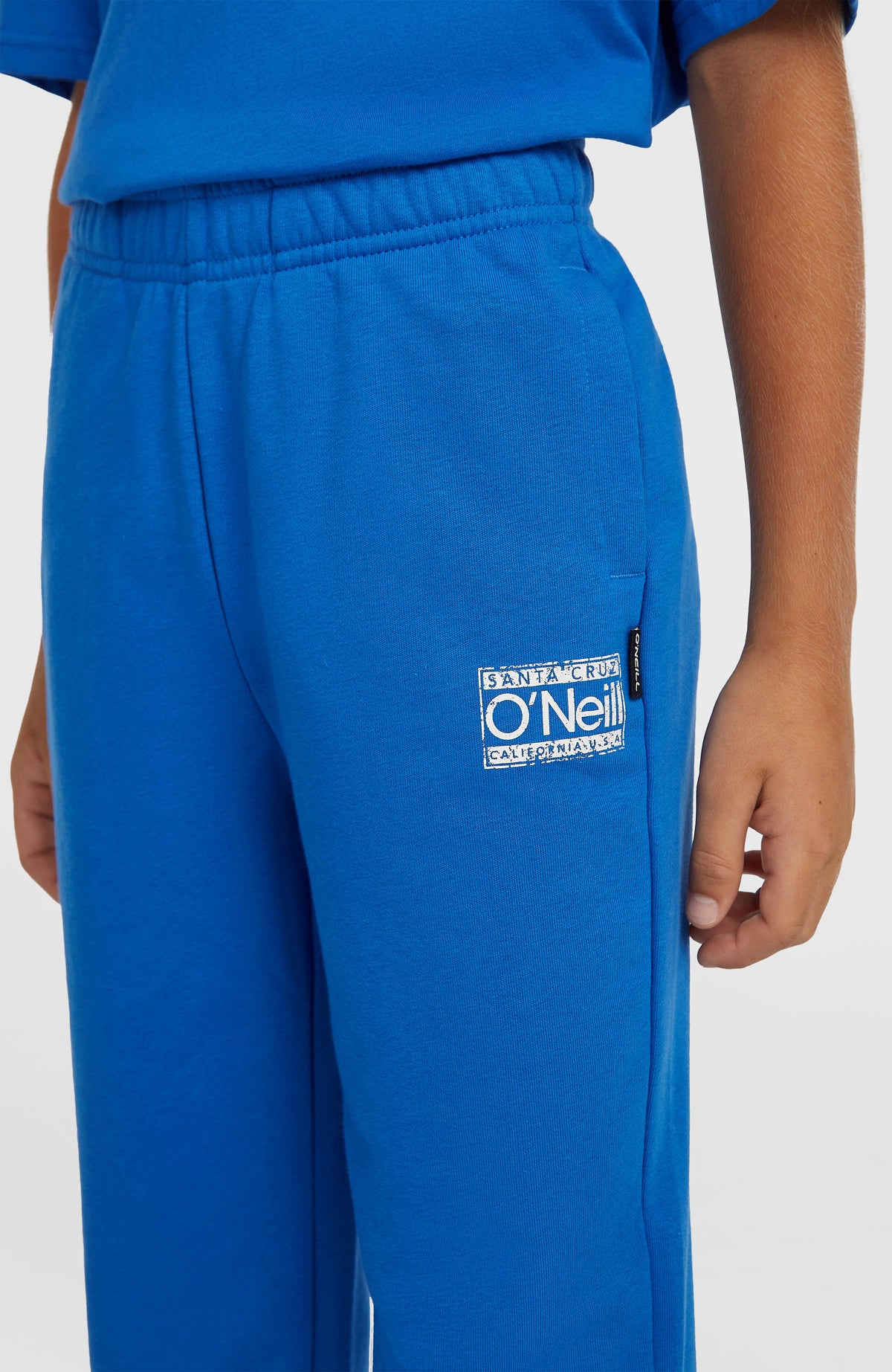 Nahaufnahme des elastischen Bunds der blauen Cali Jogginghose für Jungen, getragen am Model