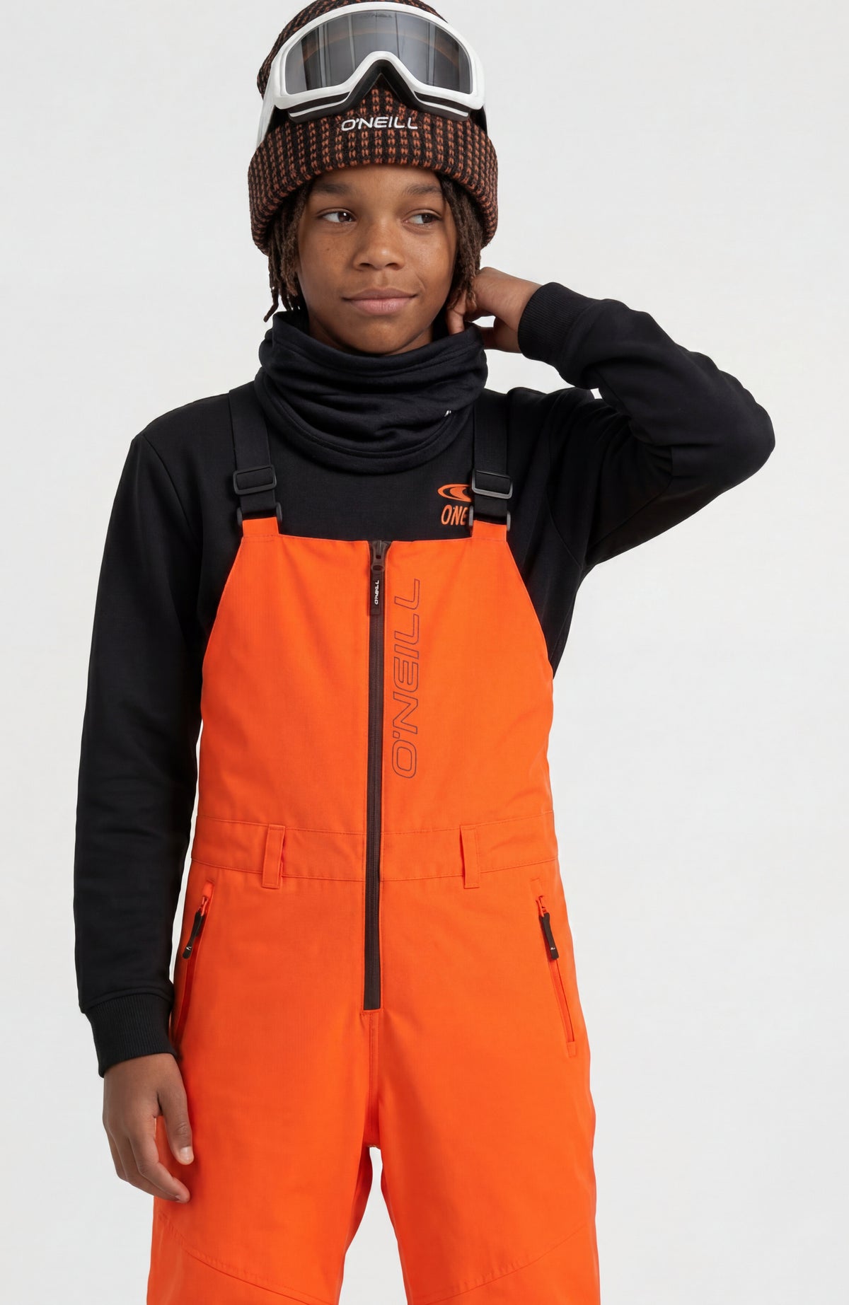 FWC'Cruz Bib Skihose für Jungen, rot, Nahaufnahme des Latzbereichs mit Reißverschluss und Trägern am Model
