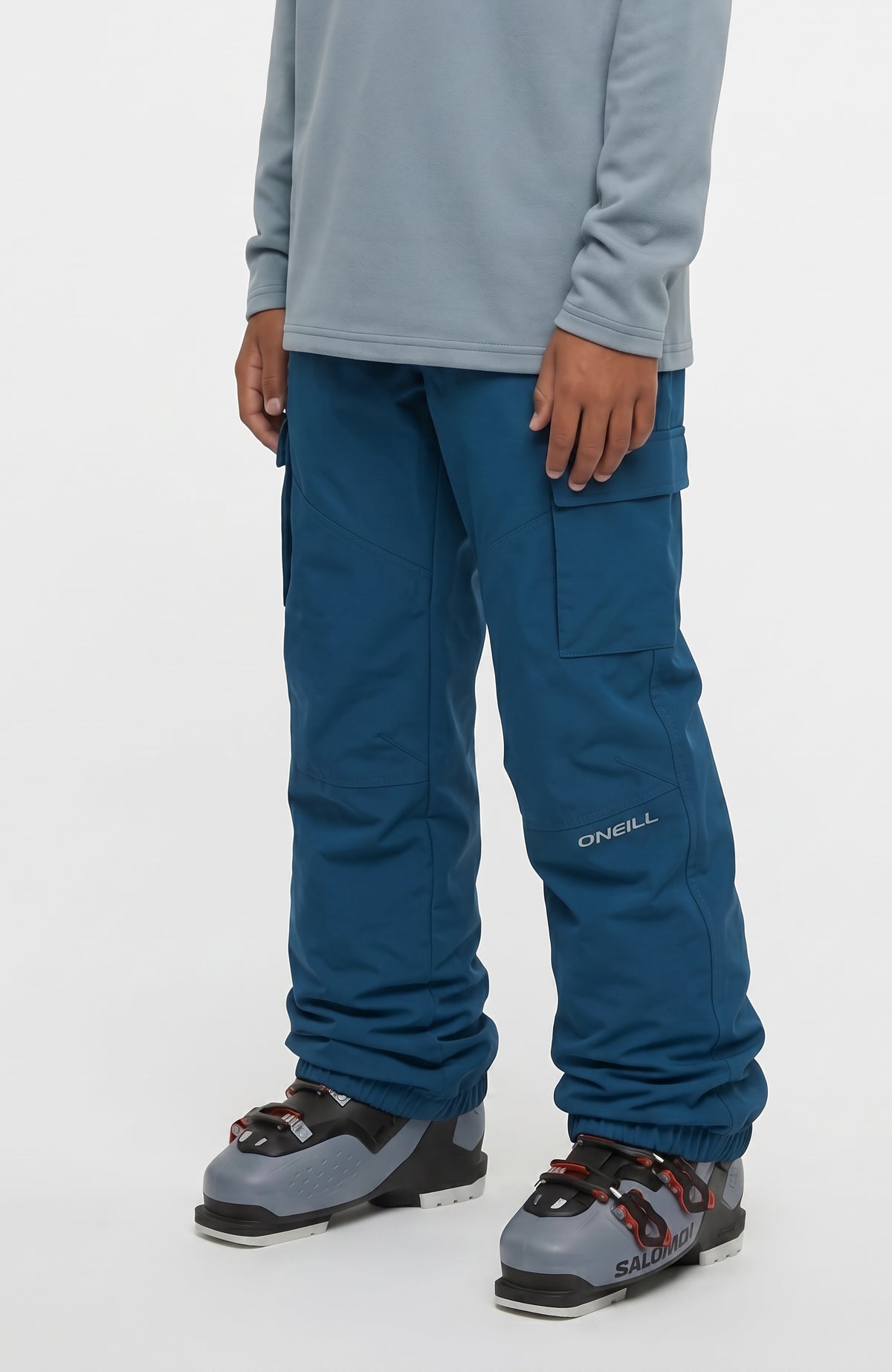 O'Neill FWC'Cruz Cargo-Skihose für Jungen, blau, getragen am Model, Vorderansicht mit aufgesetzter Cargotasche
