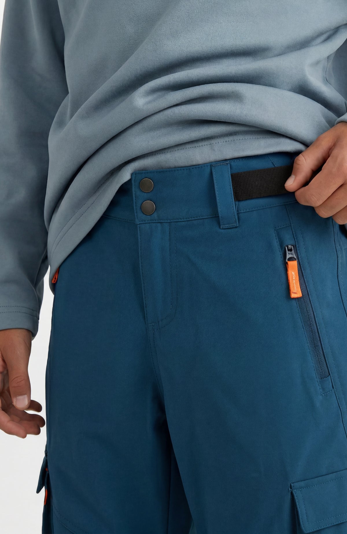 FWC'Cruz Cargo-Skihose für Jungen, blau, am Model, Nahaufnahme von Bund mit Druckknöpfen und Reißverschlusstasche