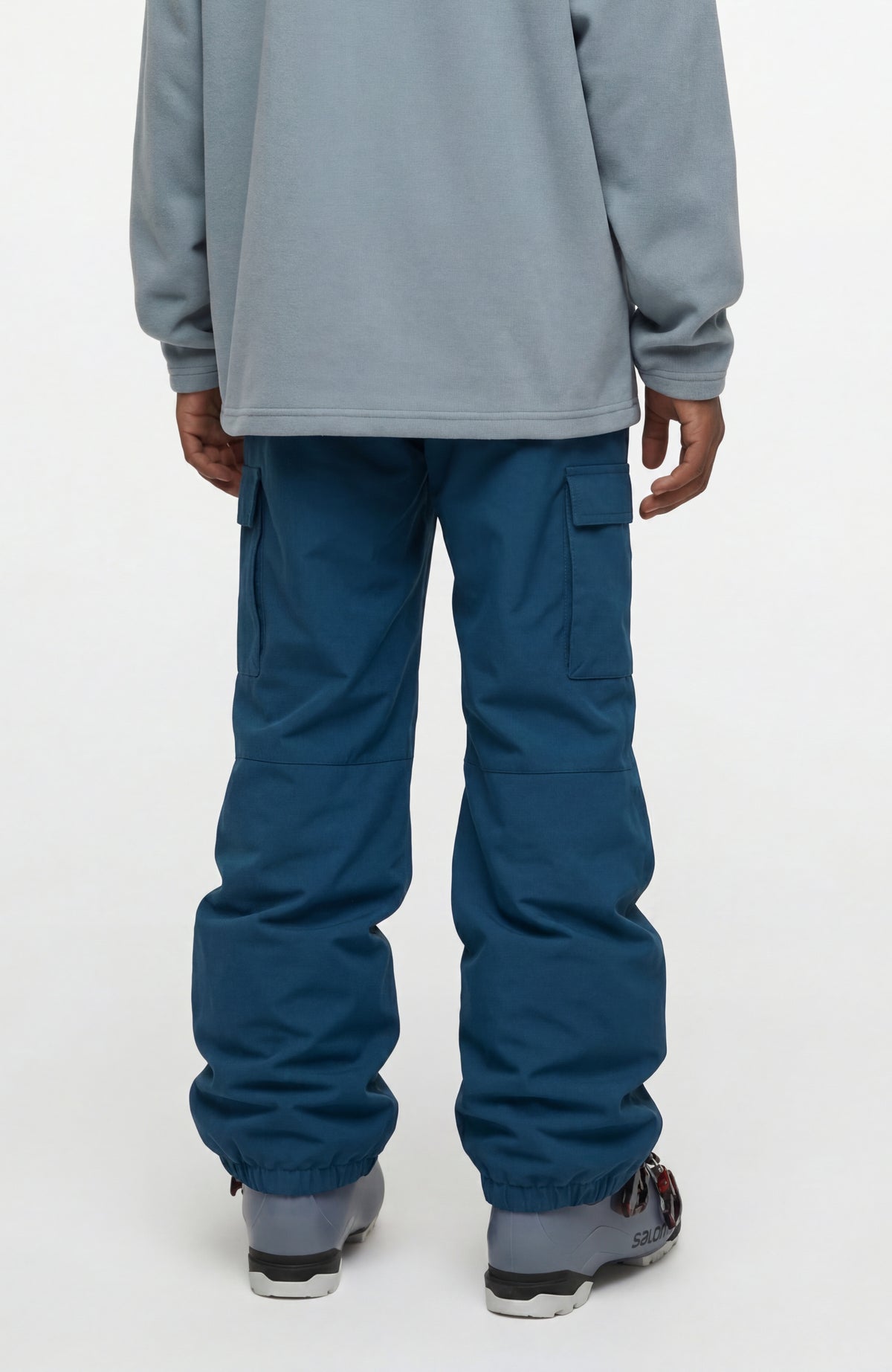 FWC'Cruz Cargo-Skihose für Jungen, blau, getragen am Model, Rückansicht mit Cargotaschen und elastischem Saum
