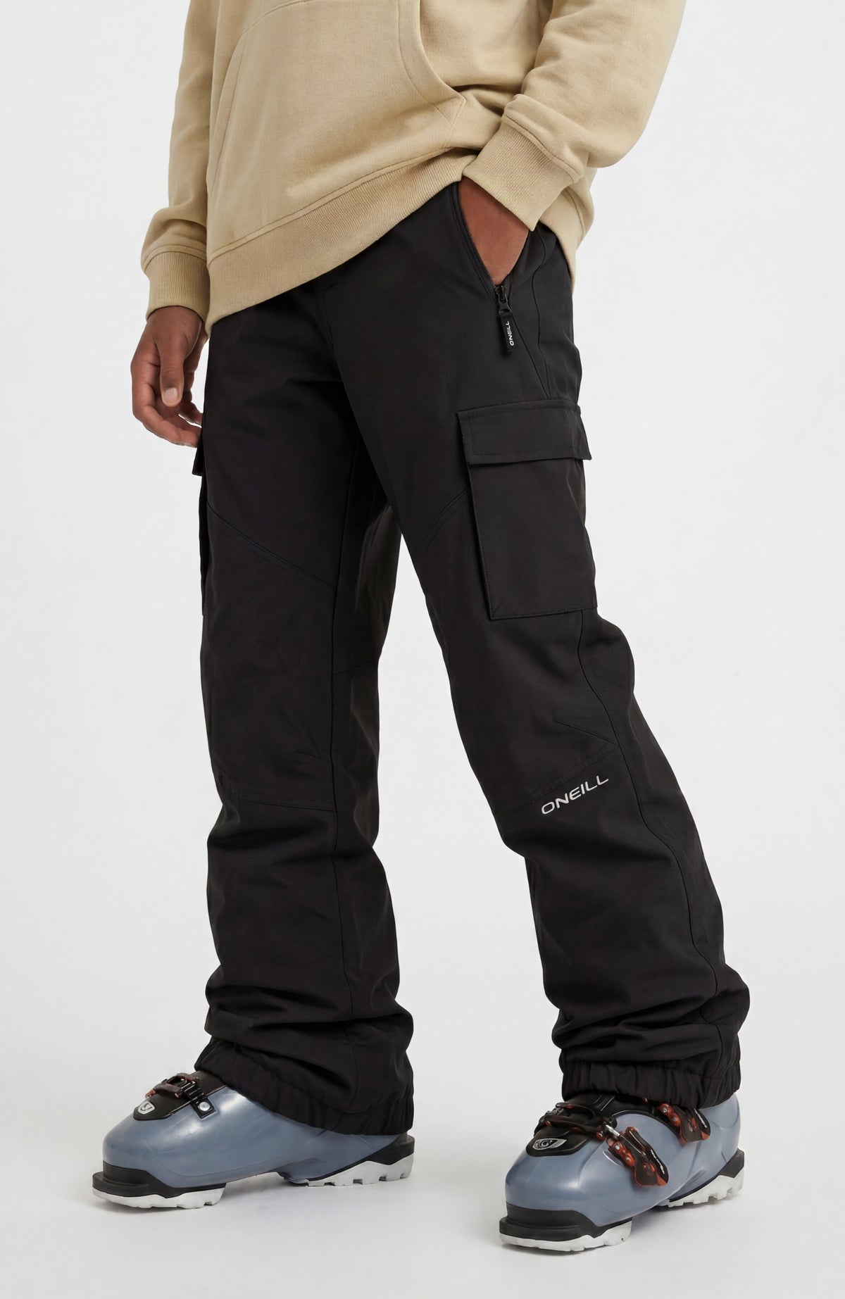 O'Neill FWC'Cruz Cargo-Skihose für Jungen, schwarz, getragen am Model, Vorderansicht mit Beintasche