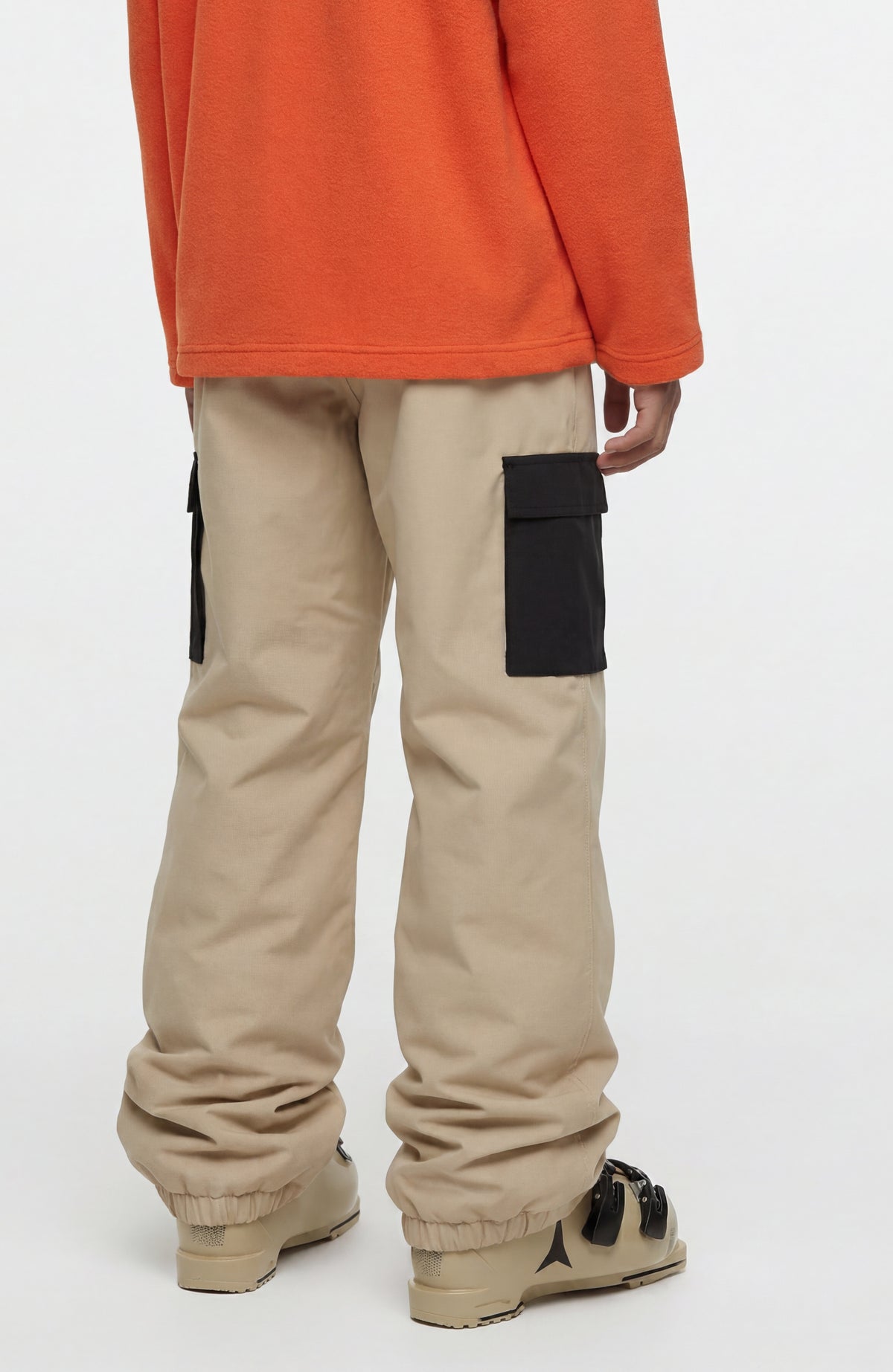 FWC'Cruz Cargo-Skihose für Jungen in Beige, Rückansicht getragen am Model mit elastischem Beinabschluss