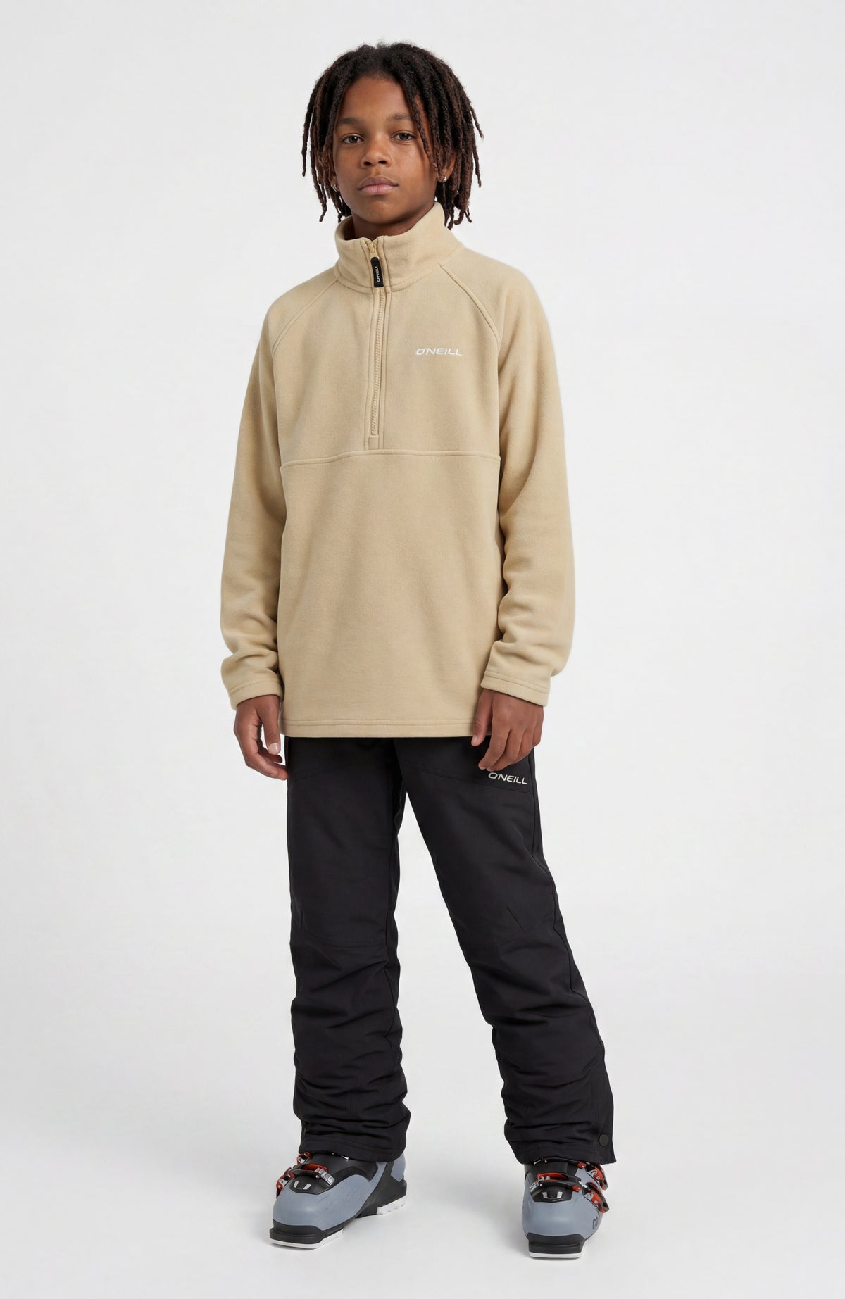FWC'Cruz Skihose für Jungen, schwarz, getragen am Model, Frontalansicht in Kombination mit hellem Fleecepullover