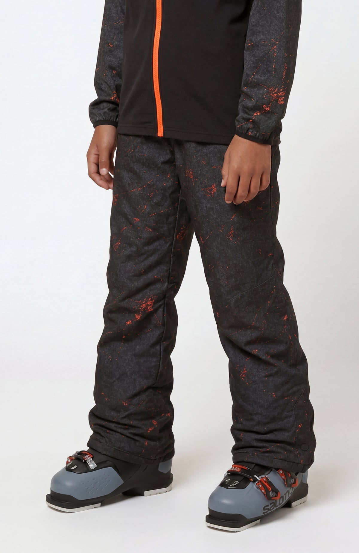 O'Neill FWC'Cruz Skihose für Jungen, schwarz mit Sprenkelmuster in Orange, Vorderansicht am Model