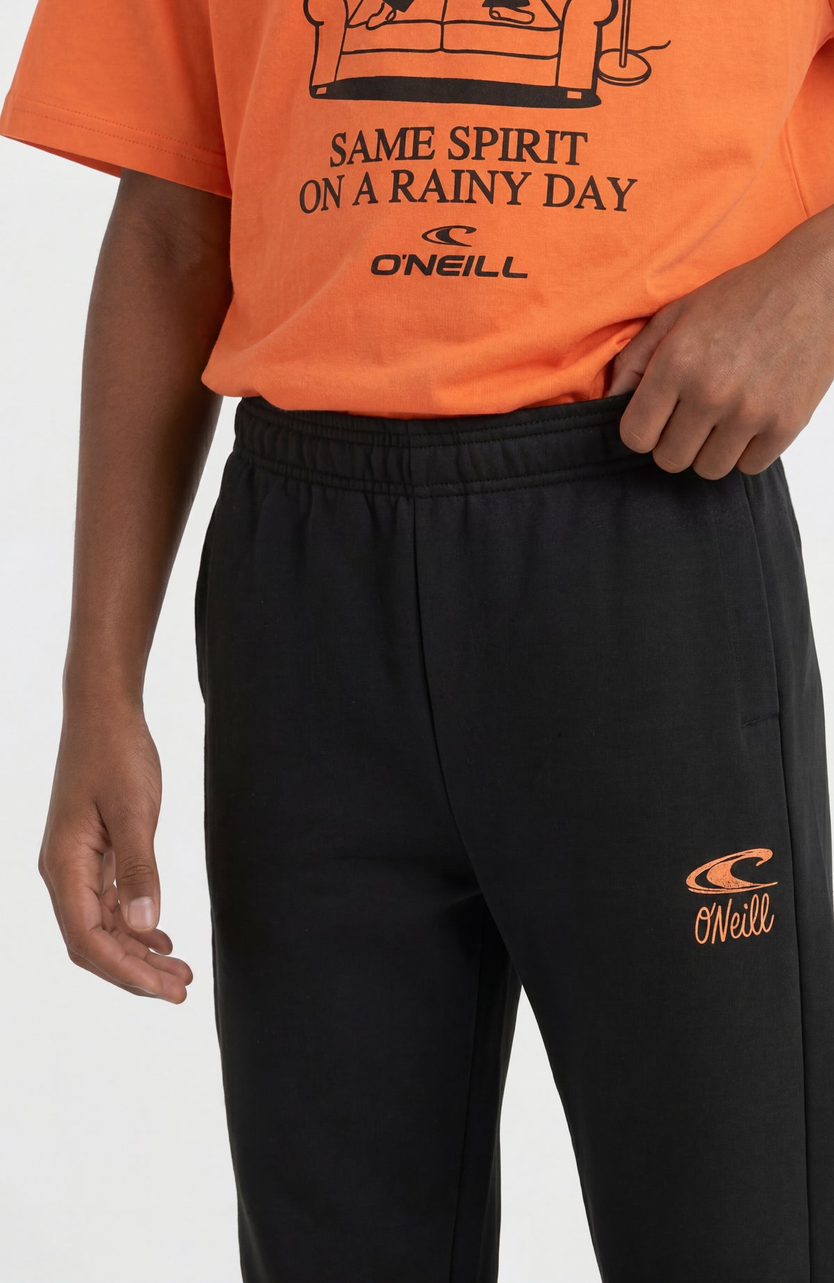 Essentials Jogginghose für Jungen, schwarz, Nahaufnahme von Bund, Seitentasche und Logo-Print am Model