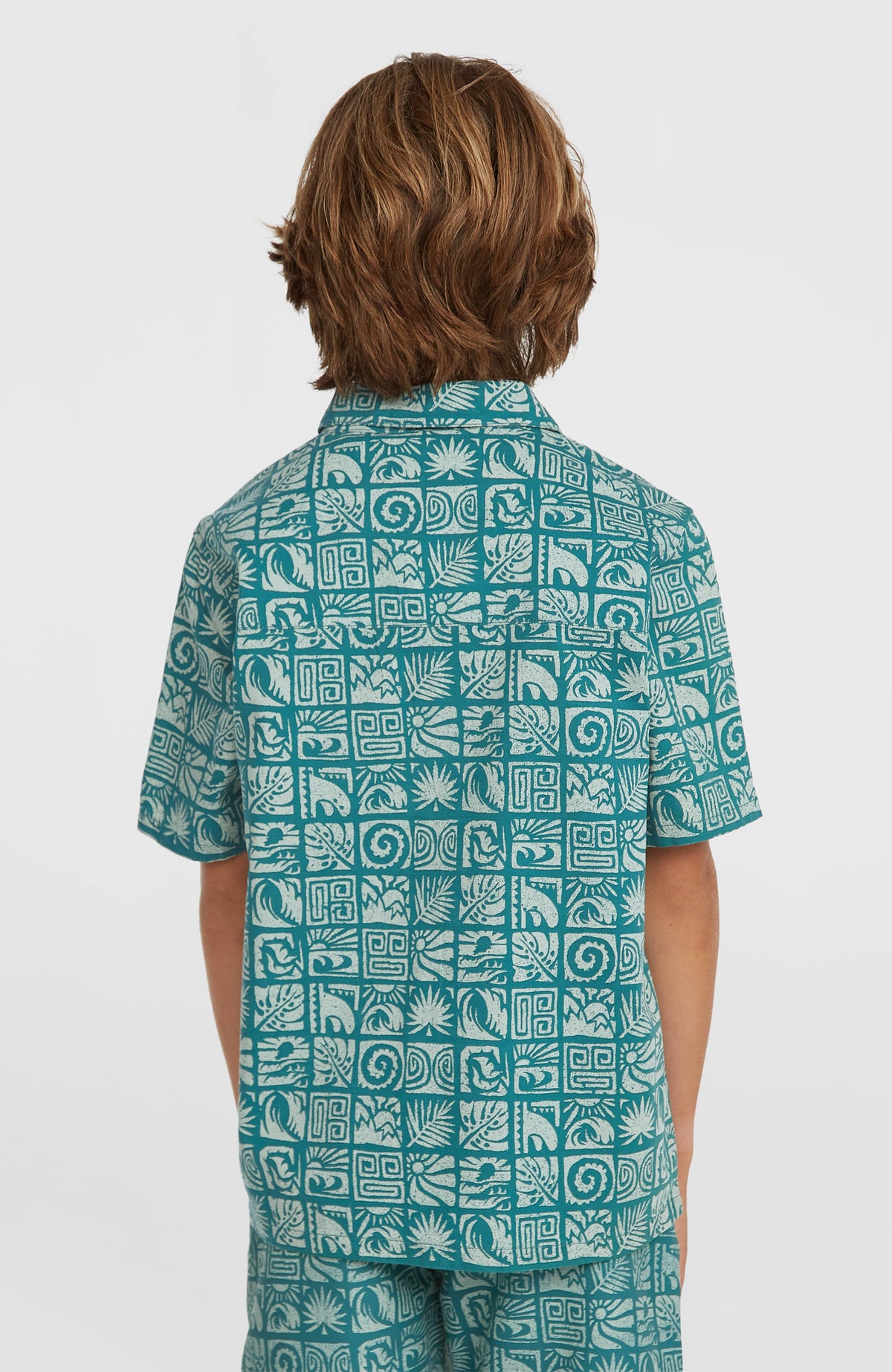 Print-Shirt für Jungen, blau mit Grafikmuster in Weiß, Rückansicht mit Schulterpasse am Model