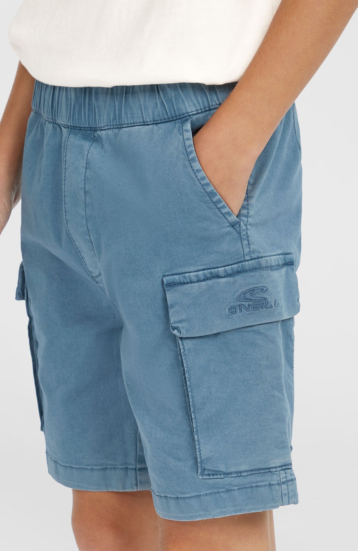 O'Neill Cargo-Shorts für Jungen, blau, Nahaufnahme der seitlichen Beintasche mit Logo-Stickerei