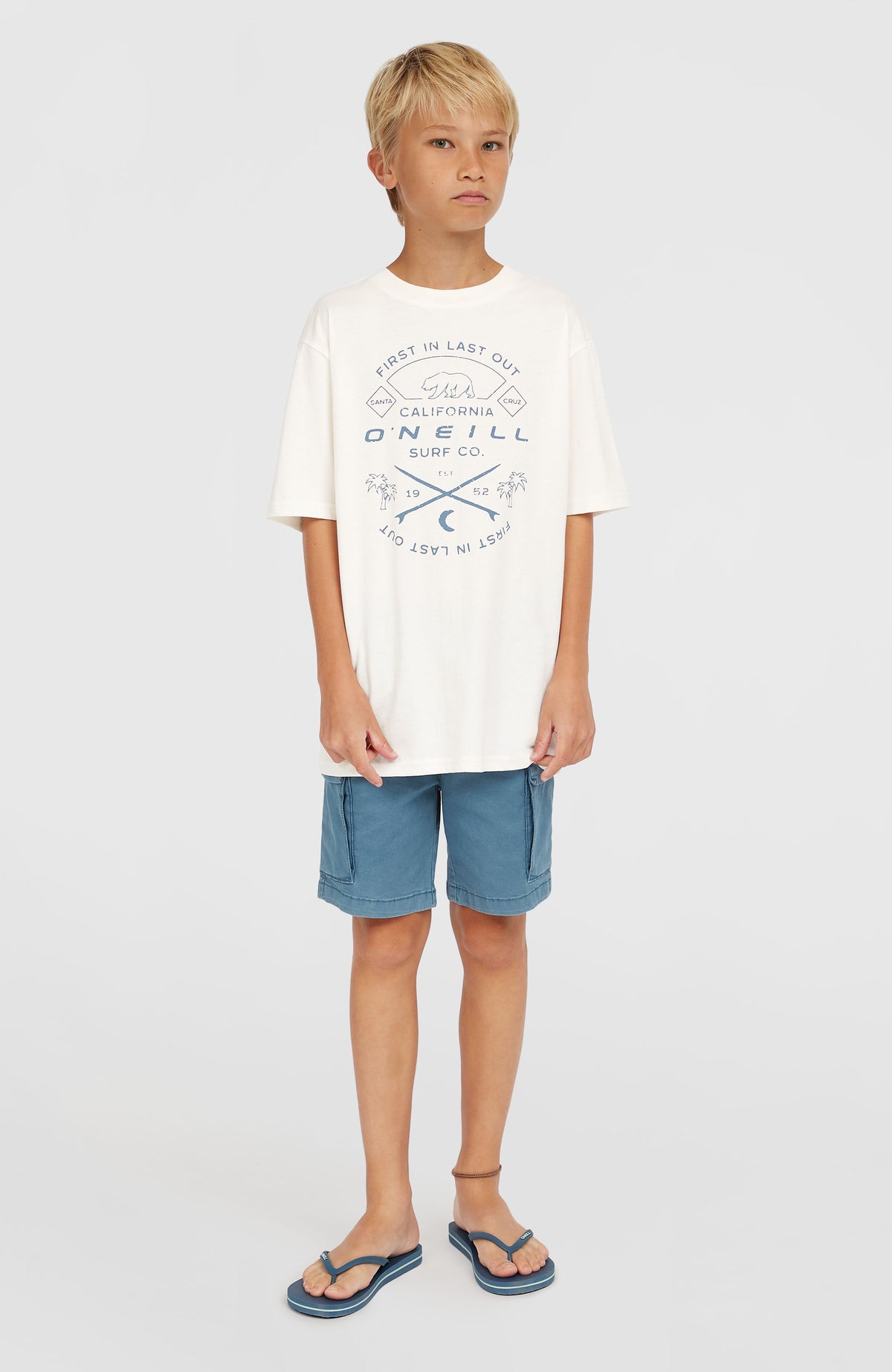 Cargo-Shorts für Jungen, blau, Ganzkörperansicht von vorne getragen am Model mit T-Shirt