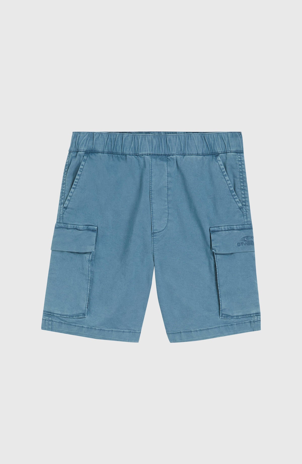 Blaue Cargo-Shorts für Jungen, flach liegend von vorne mit elastischem Bund und Taschen