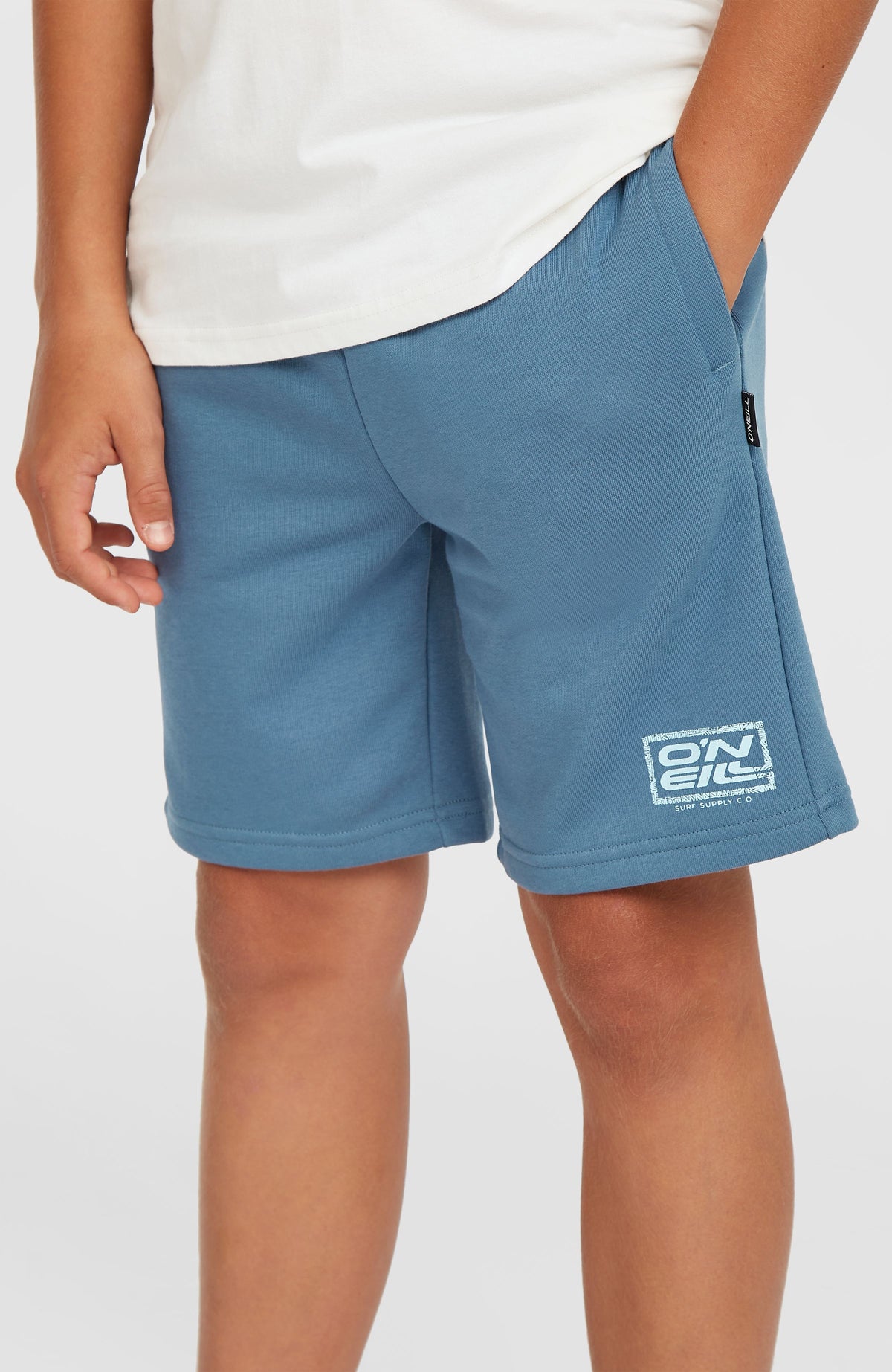 O'Neill Logo Sweatshorts für Jungen, blau mit Logo-Print in Weiß, Nahaufnahme am Model