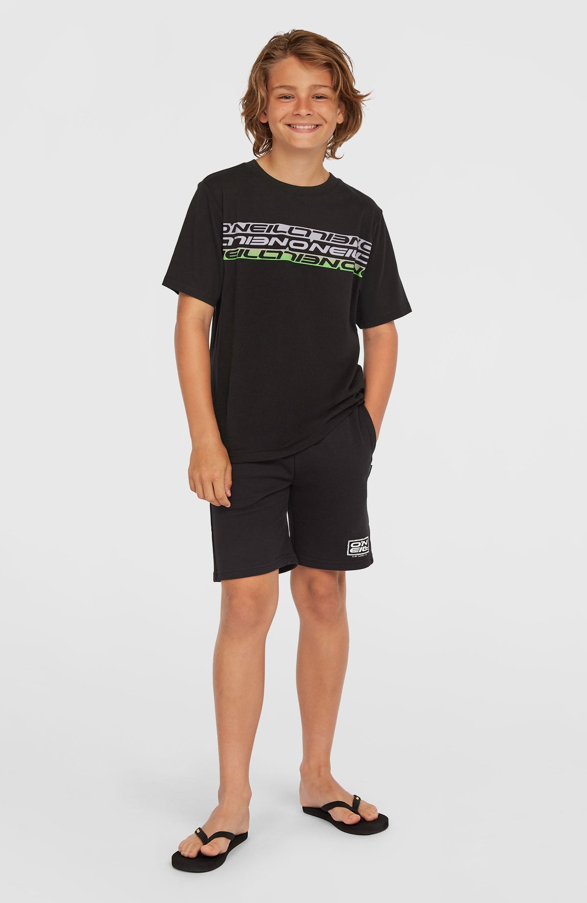 Logo Sweatshorts für Jungen, schwarz, Ganzkörperansicht am Model von vorne