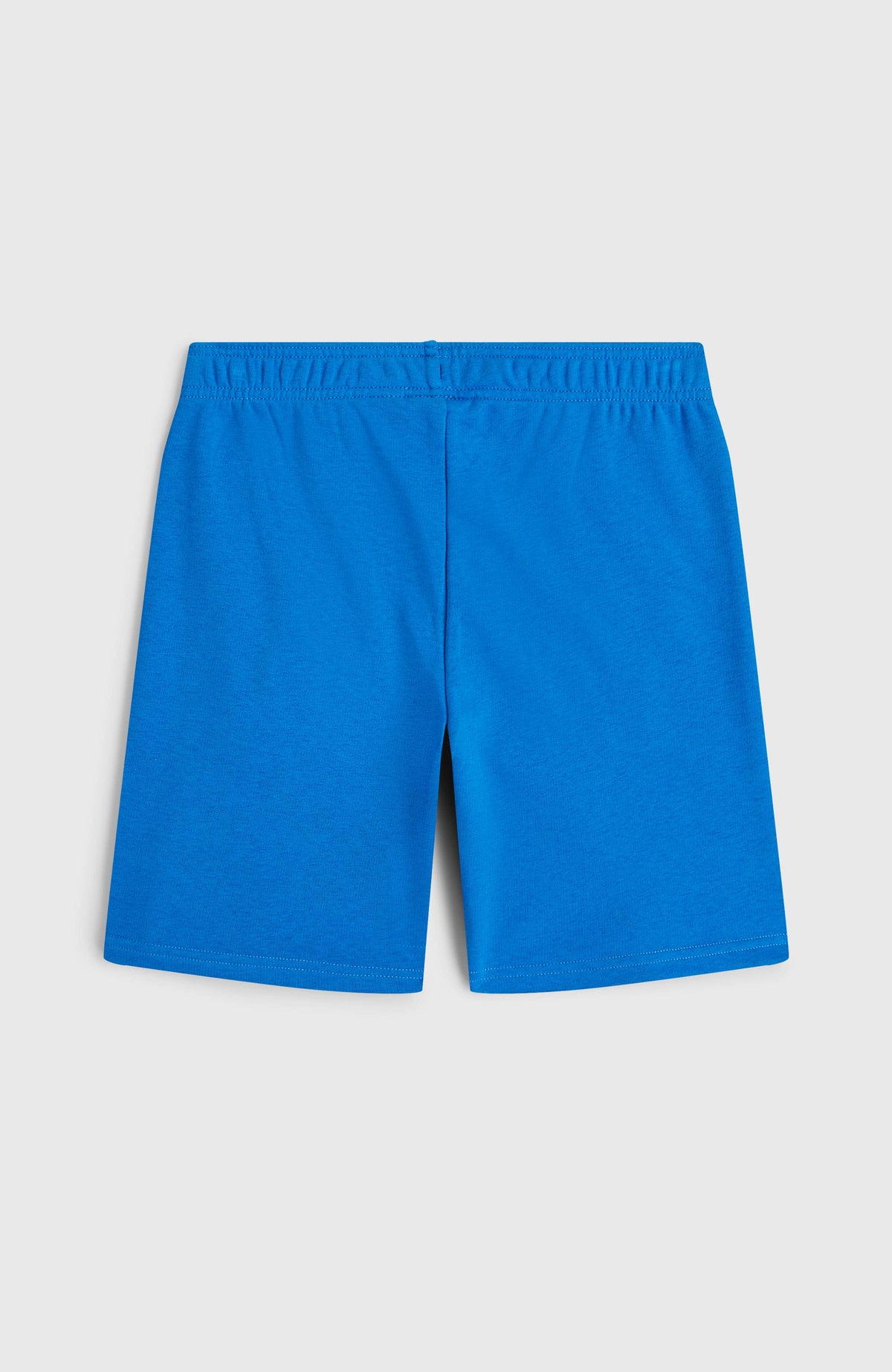 Cali Sweatshorts für Jungen, blau mit Logo-Print in Weiß, flach liegend von hinten mit elastischem Bund