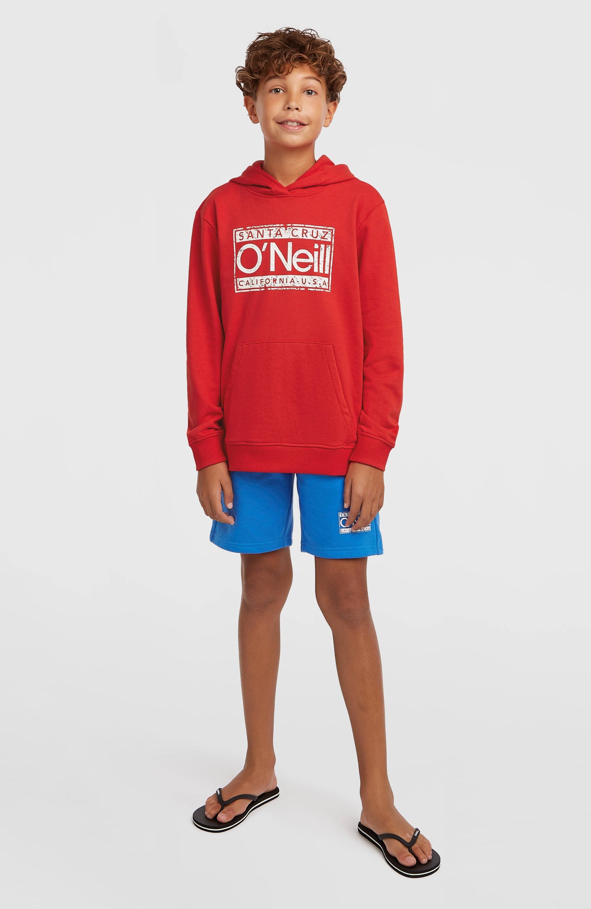 Cali Sweatshorts für Jungen, blau mit Logo-Print in Weiß, vollständige Vorderansicht am Model