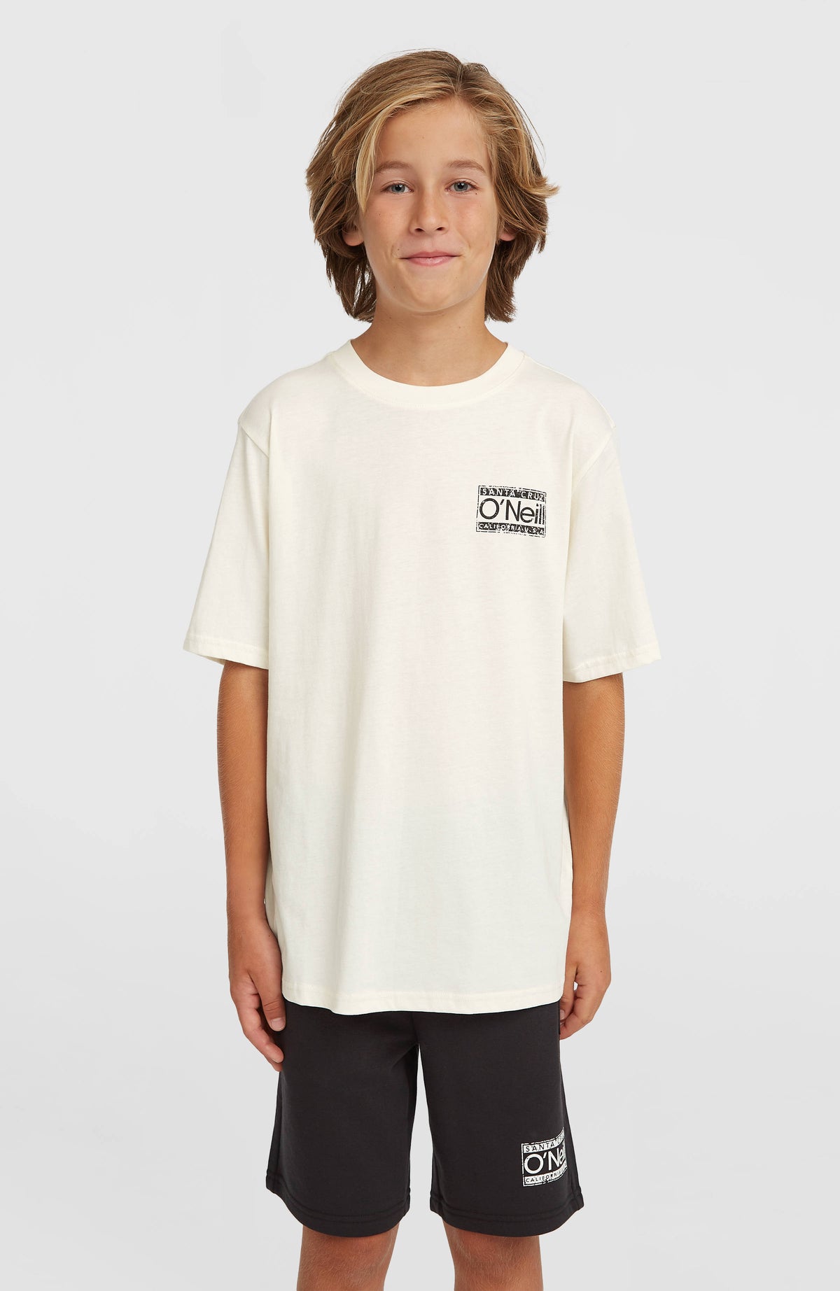Cali Sweatshorts für Jungen, schwarz mit Logo-Print in Weiß, Vorderansicht am Model