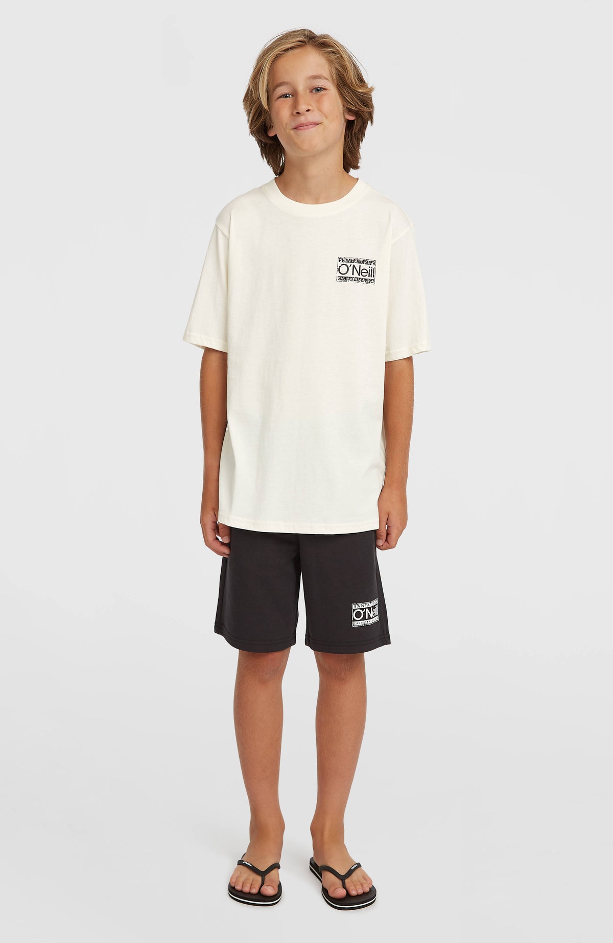 Cali Sweatshorts für Jungen, schwarz mit Logo-Print in Weiß, Ganzkörperansicht am Model