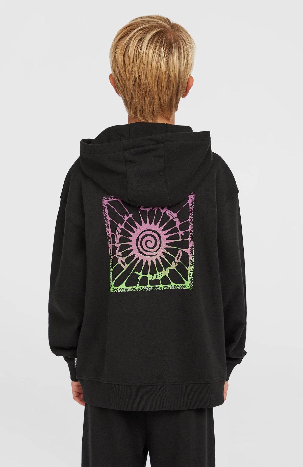 Graphic Kapuzenjacke mit Reißverschluss für Jungen, schwarz, Rückansicht am Model mit großem Grafik-Print