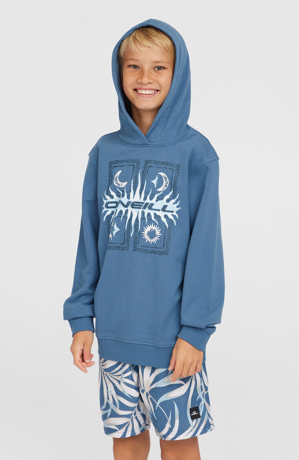 Graphic Hoodie für Jungen, blau mit Grafik-Print in Weiß, Vorderansicht am Model mit aufgesetzter Kapuze