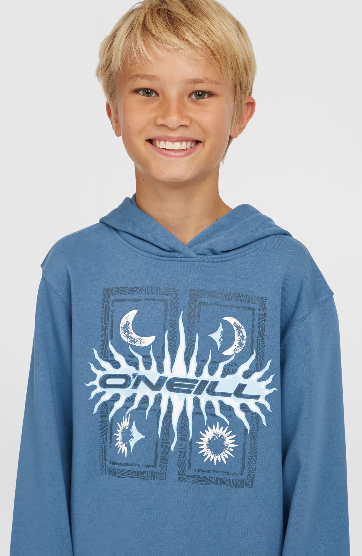 O'Neill Graphic Hoodie für Jungen, blau mit Grafik-Print in Weiß auf der Brust, Vorderansicht am Model
