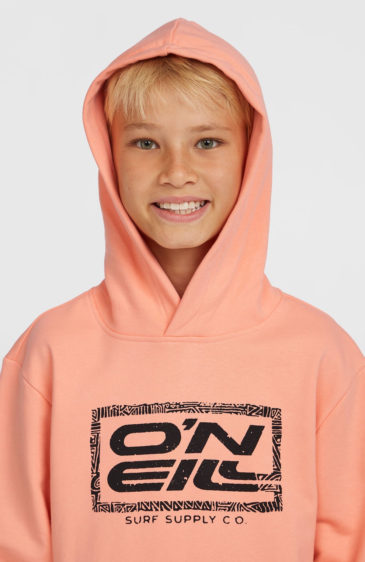 Logo Hoodie für Jungen, pink mit Logo-Print in Schwarz, Nahaufnahme am Model mit aufgesetzter Kapuze