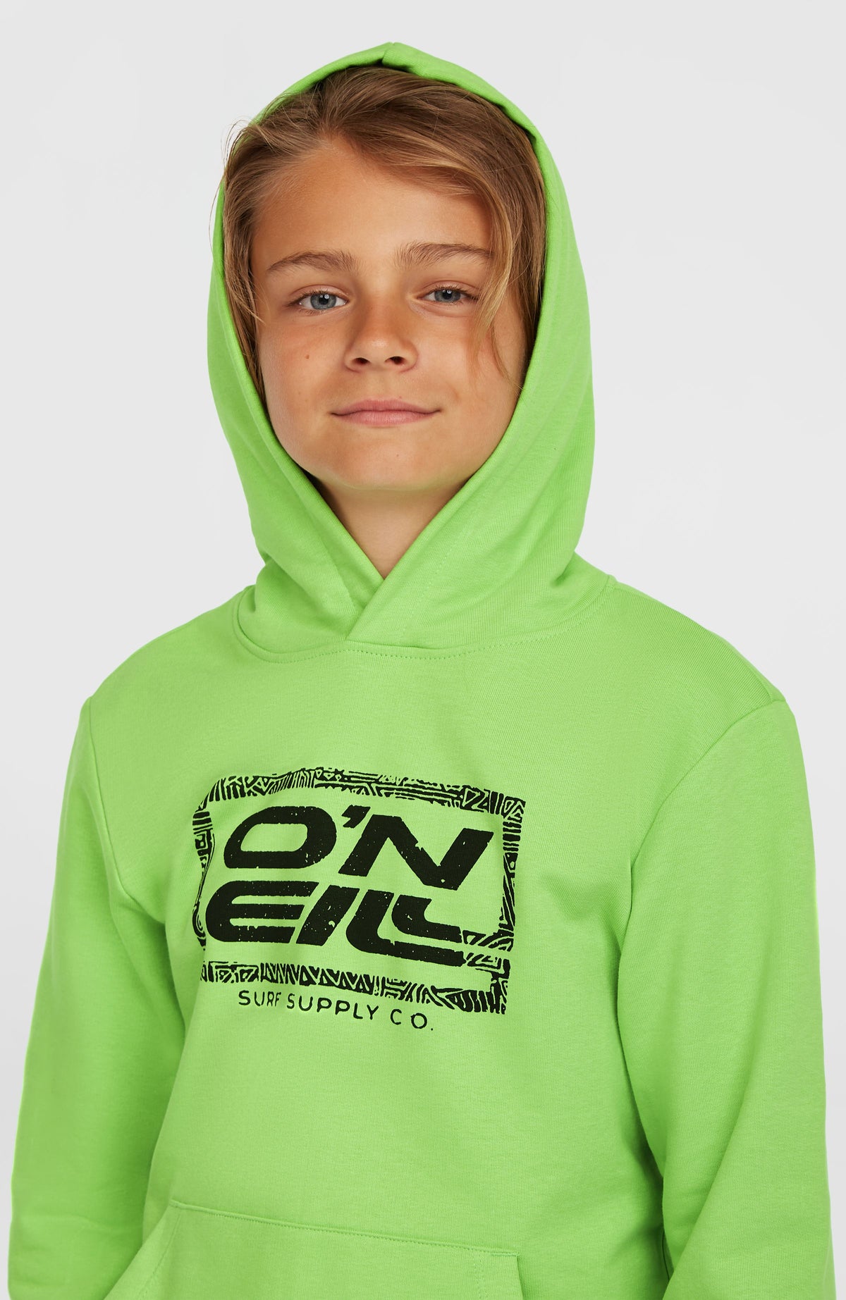 Nahaufnahme des grünen Logo Hoodie für Jungen mit aufgesetzter Kapuze, getragen am Model