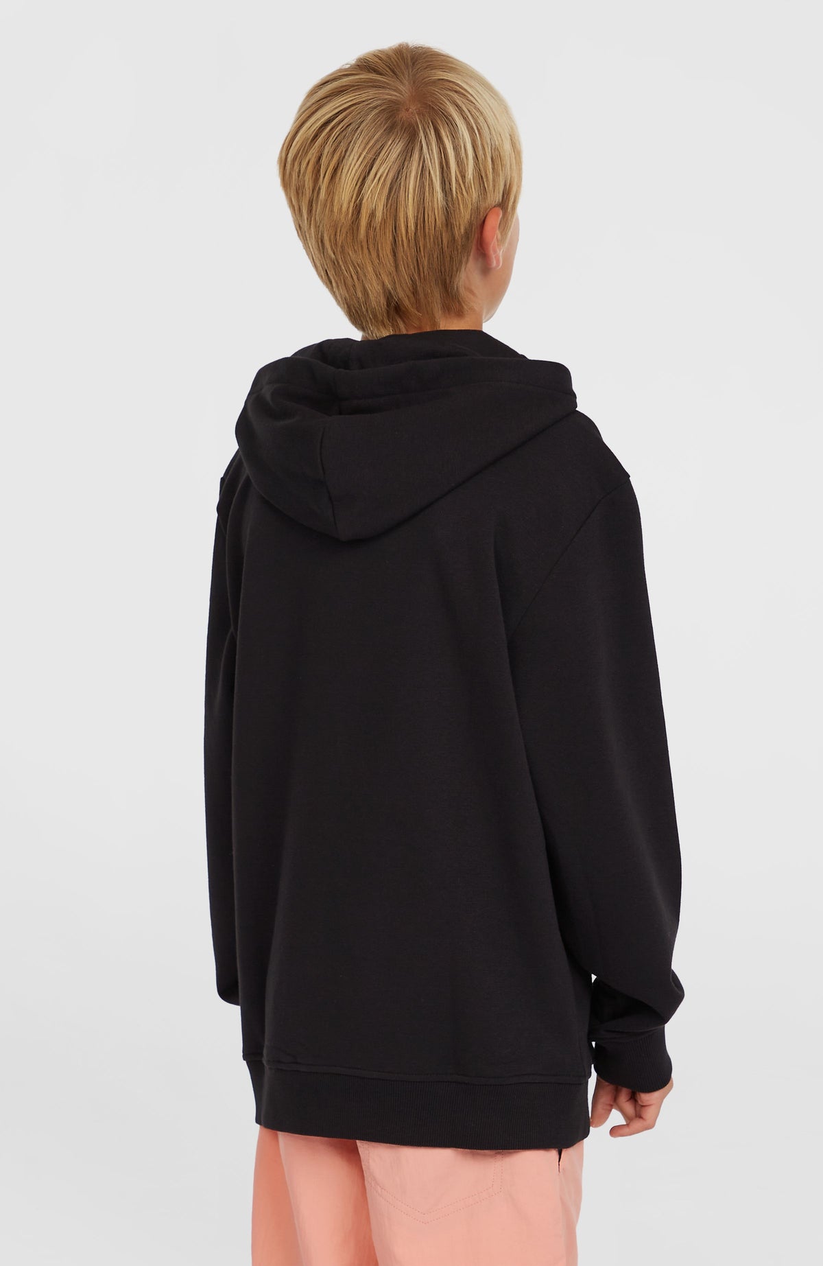 Logo Hoodie für Jungen, schwarz mit Logo-Print in Weiß, Rückansicht getragen am Model mit Blick auf die Kapuze
