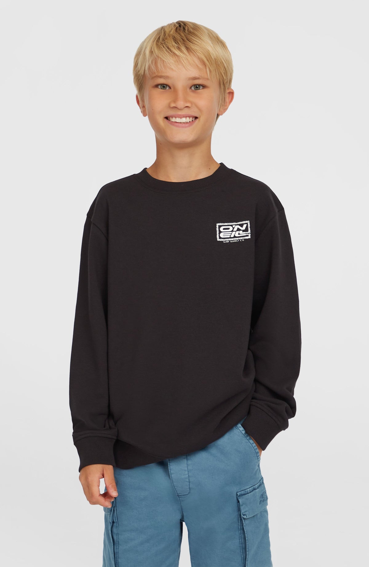 O'Neill Logo Crew Sweatshirt für Jungen, schwarz mit Logo-Print in Weiß, Vorderansicht am Model