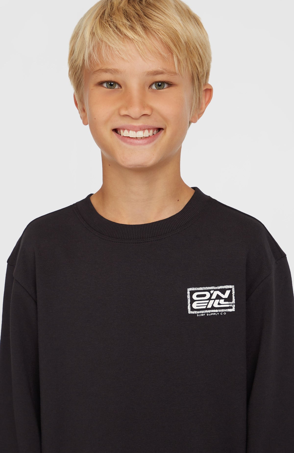 Logo Crew Sweatshirt für Jungen, schwarz, Nahaufnahme von Rundhalsausschnitt und Logo-Print in Weiß
