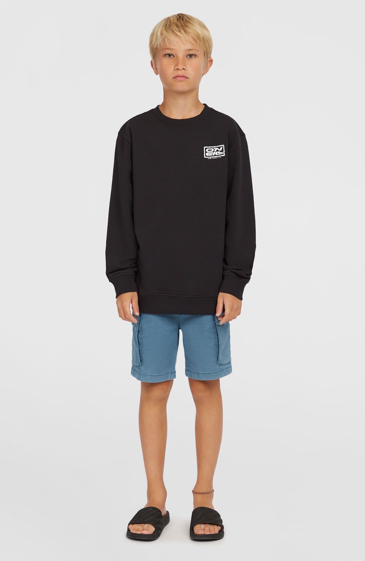 Logo Crew Sweatshirt für Jungen, schwarz mit Logo-Print in Weiß, Ganzkörperansicht am Model von vorne