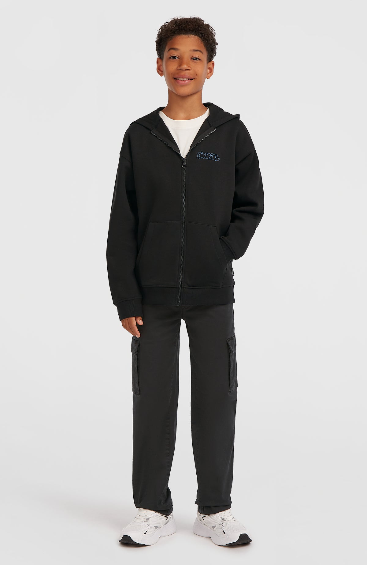 Must-Have Kapuzenjacke mit Reißverschluss für Jungen, schwarz, Ganzkörperansicht am Model mit Eingrifftaschen