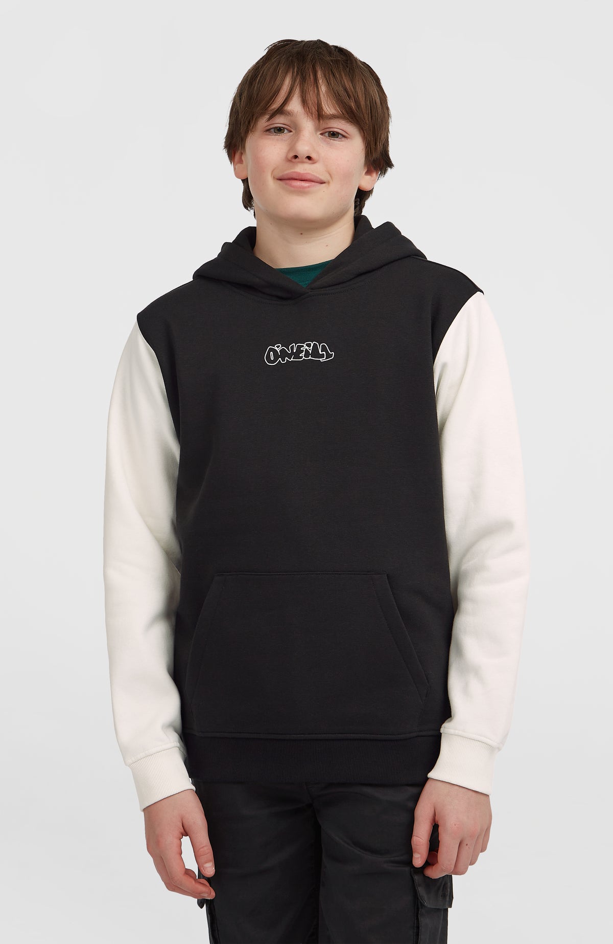 O'Neill FWC'Play Hoodie für Jungen, schwarz mit Logo-Print in Weiß, Vorderansicht am Model