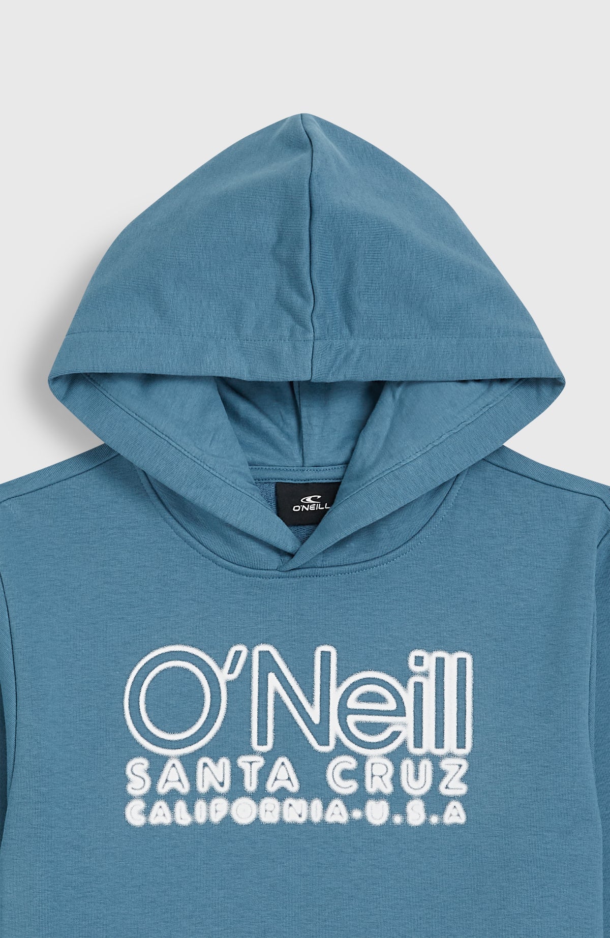 Essentials Hoodie für Jungen, blau mit Logo-Stickerei in Weiß, Nahaufnahme der Kapuze und des Kragenbereichs