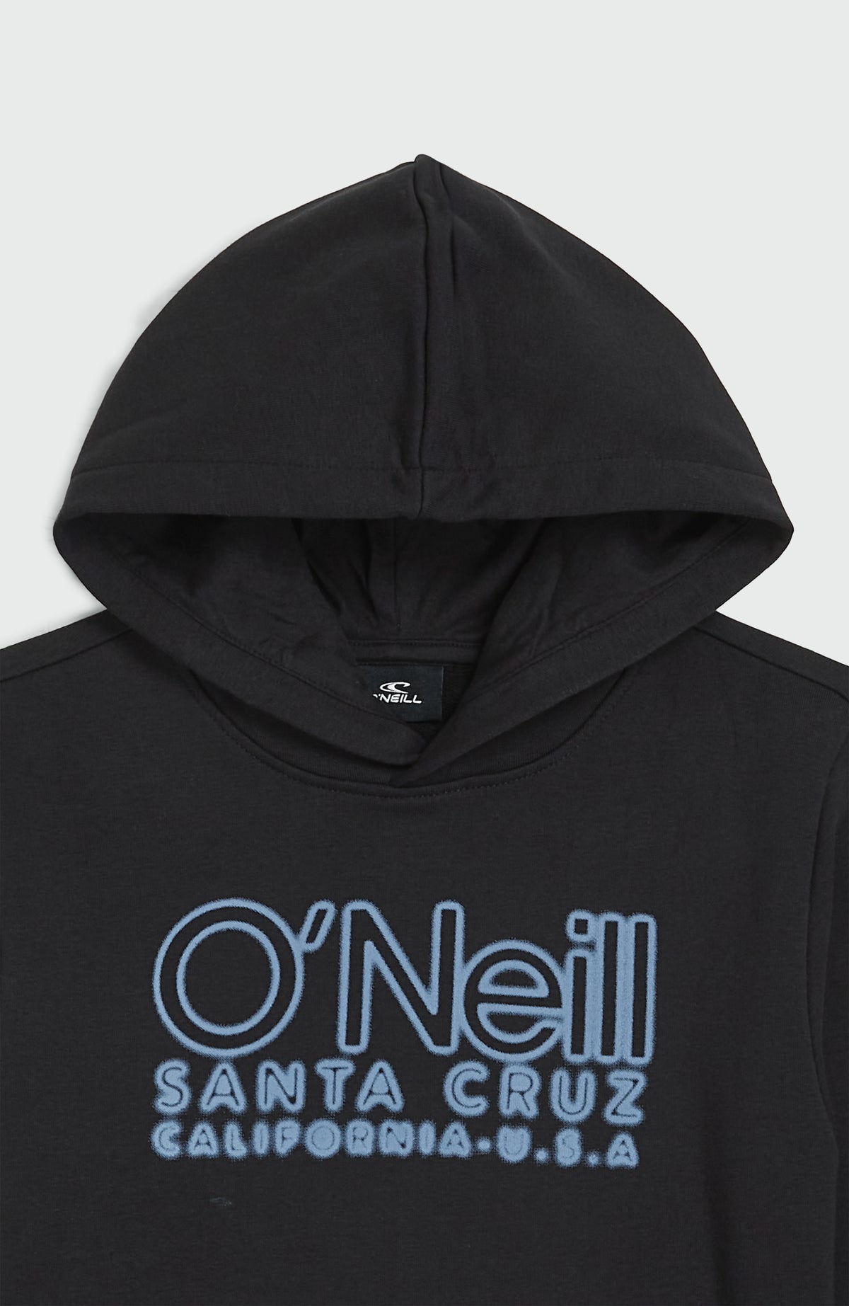 Essentials Hoodie für Jungen, schwarz mit Logo-Stickerei in Hellblau, Nahaufnahme von Kapuze und Brustbereich