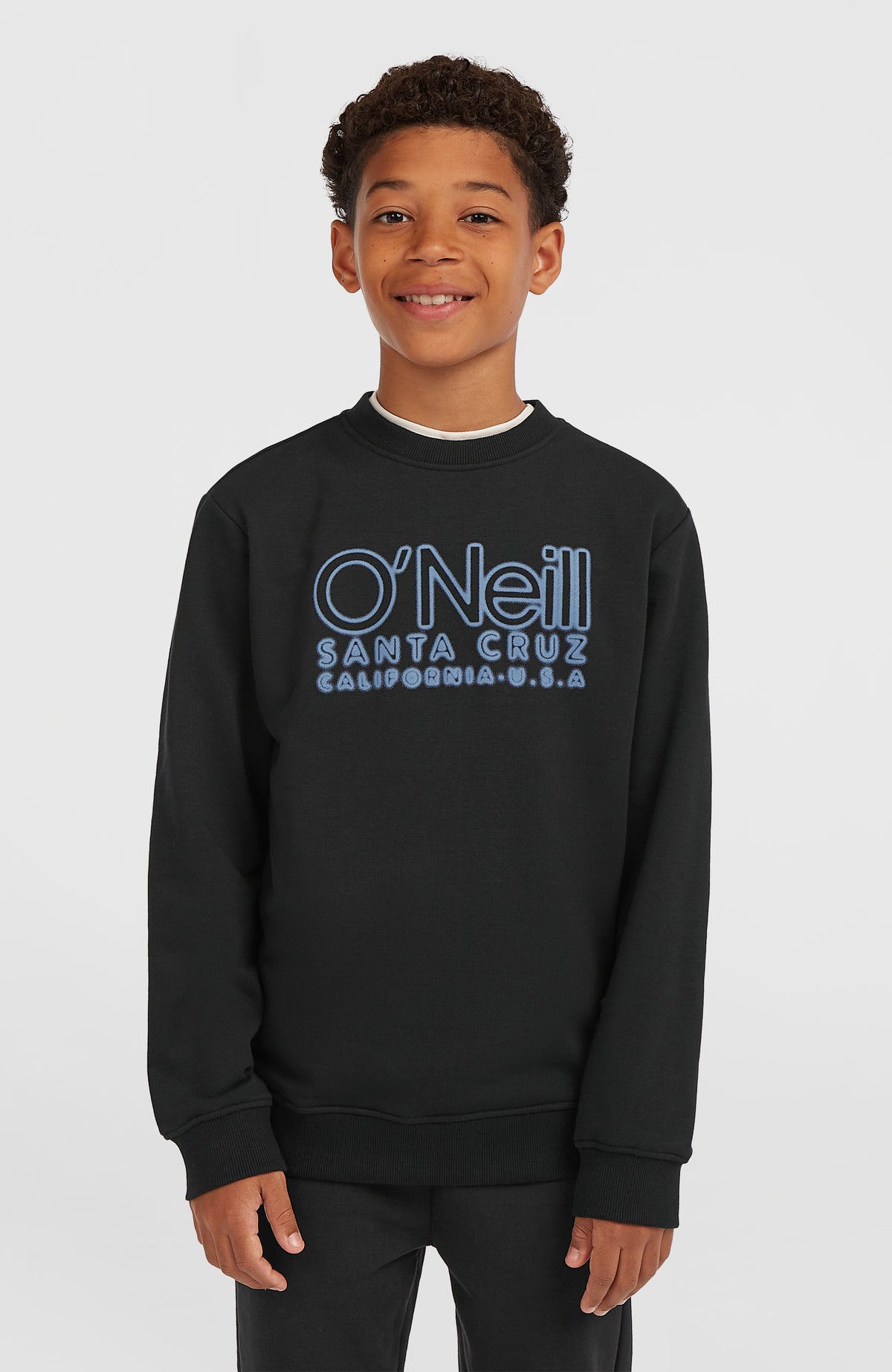 O'Neill Essentials Crew Sweatshirt für Jungen, schwarz mit Logo-Print in Hellblau, Vorderansicht am Model
