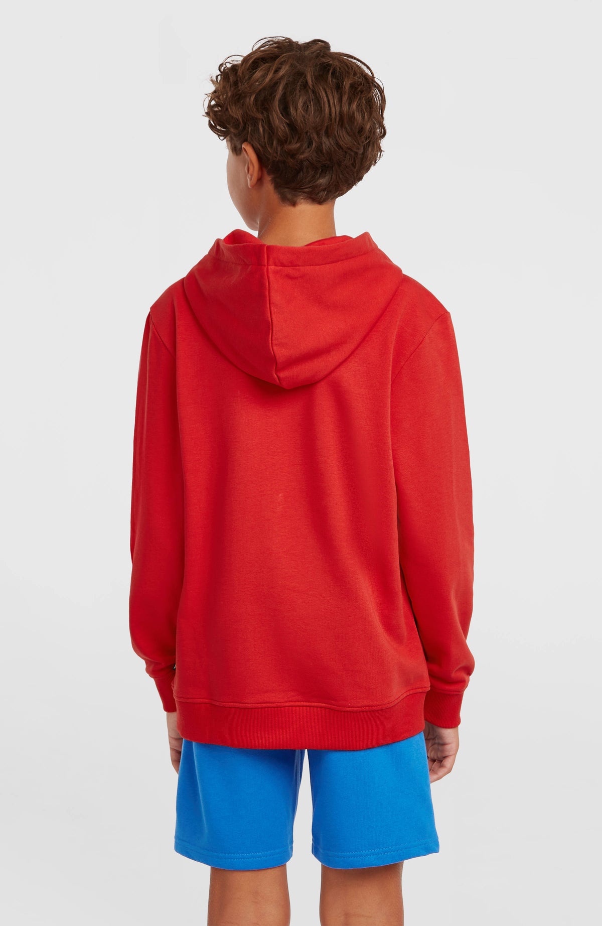 Cali Hoodie für Jungen, rot mit Logo-Print in Weiß, Rückansicht getragen am Model mit Kapuze und Saumbund