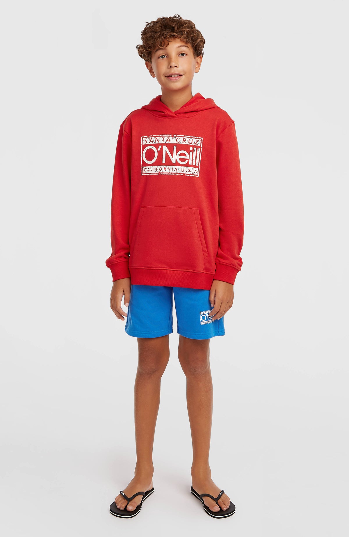 Cali Hoodie für Jungen, rot mit Logo-Print in Weiß, frontale Ganzkörperansicht getragen am Model