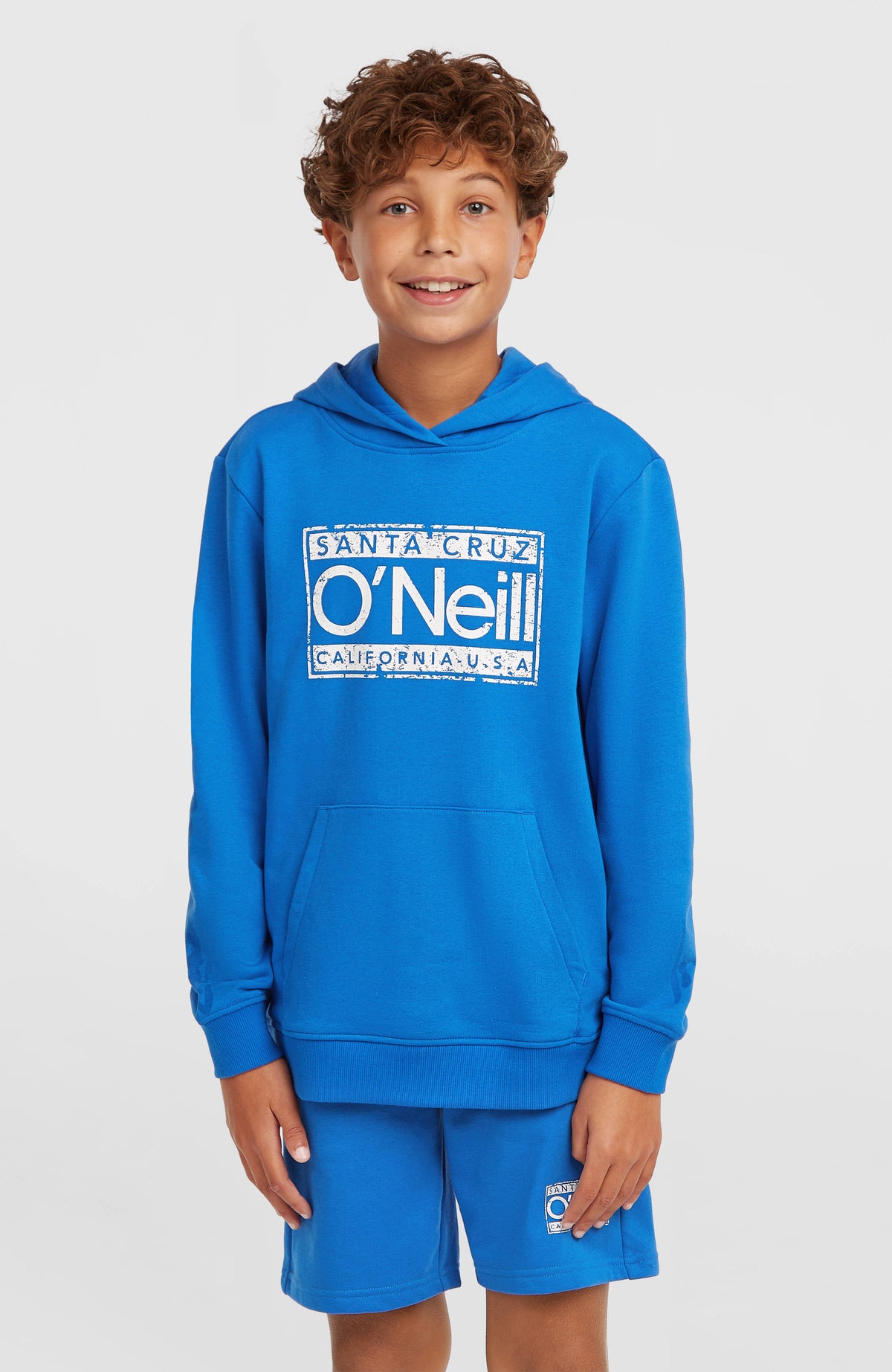 O'Neill Cali Hoodie für Jungen, blau mit Logo-Print in Weiß, Vorderansicht am Model mit Kängurutasche