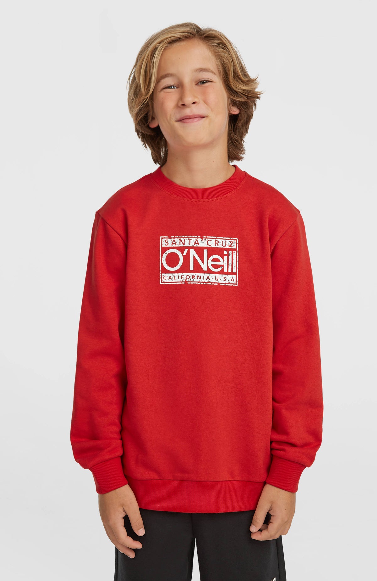 O'Neill Cali Crew Sweatshirt für Jungen, rot mit Logo-Print in Weiß, am Model von vorne