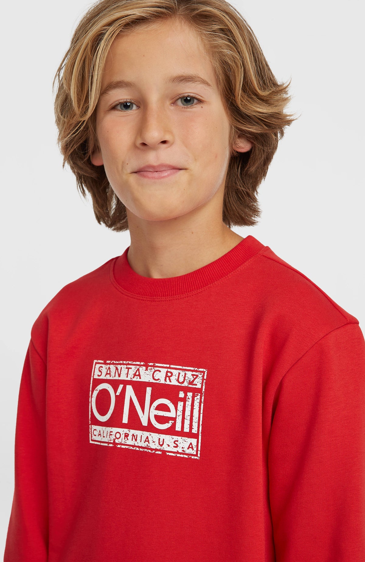 Cali Crew Sweatshirt, rot mit Logo-Print in Weiß, Nahaufnahme des Rundhalsausschnitts am Model