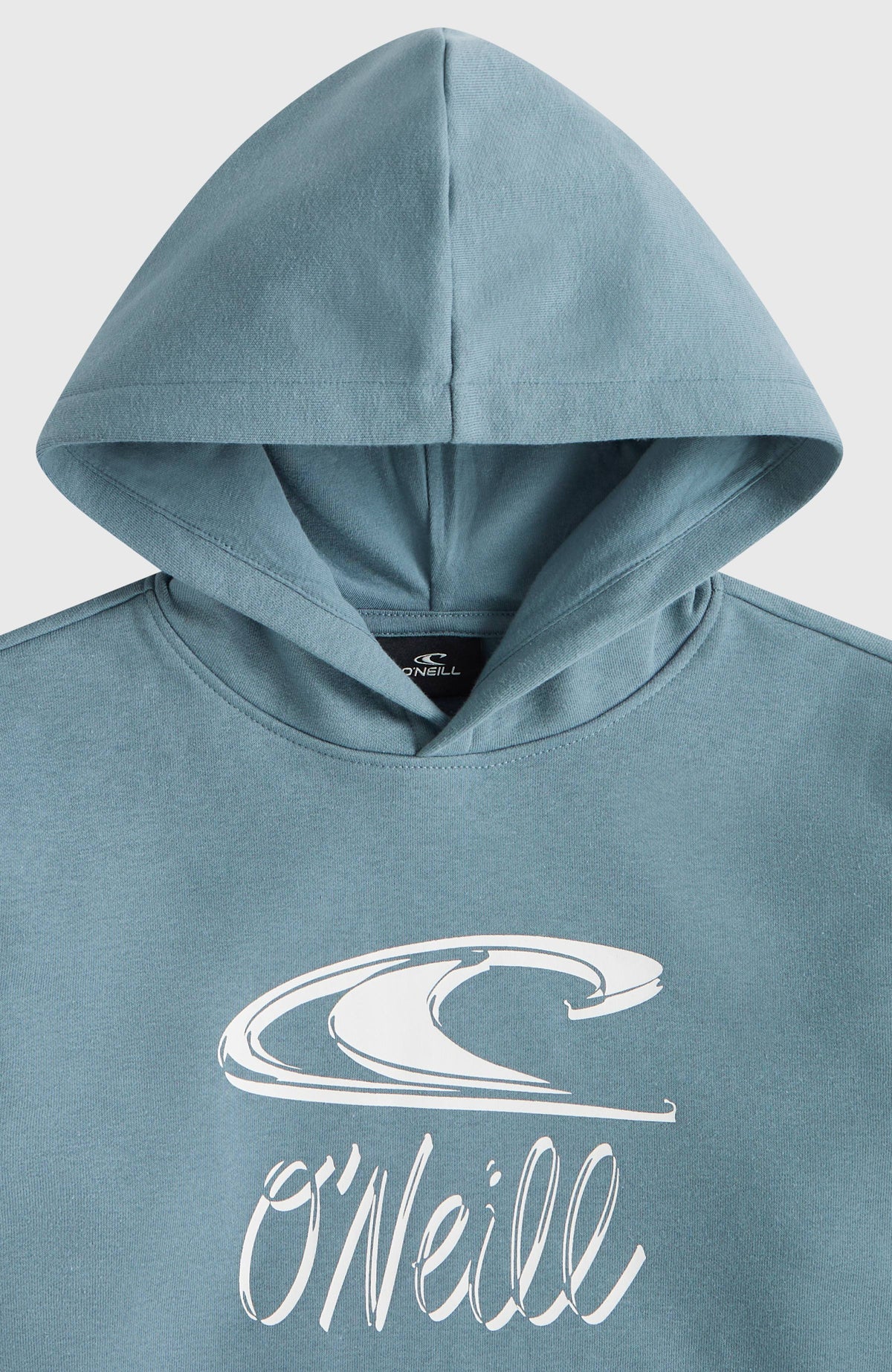 Nahaufnahme von Kapuze und Logo-Print in Weiß auf der Brust des blauen Essentials Hoodie für Jungen